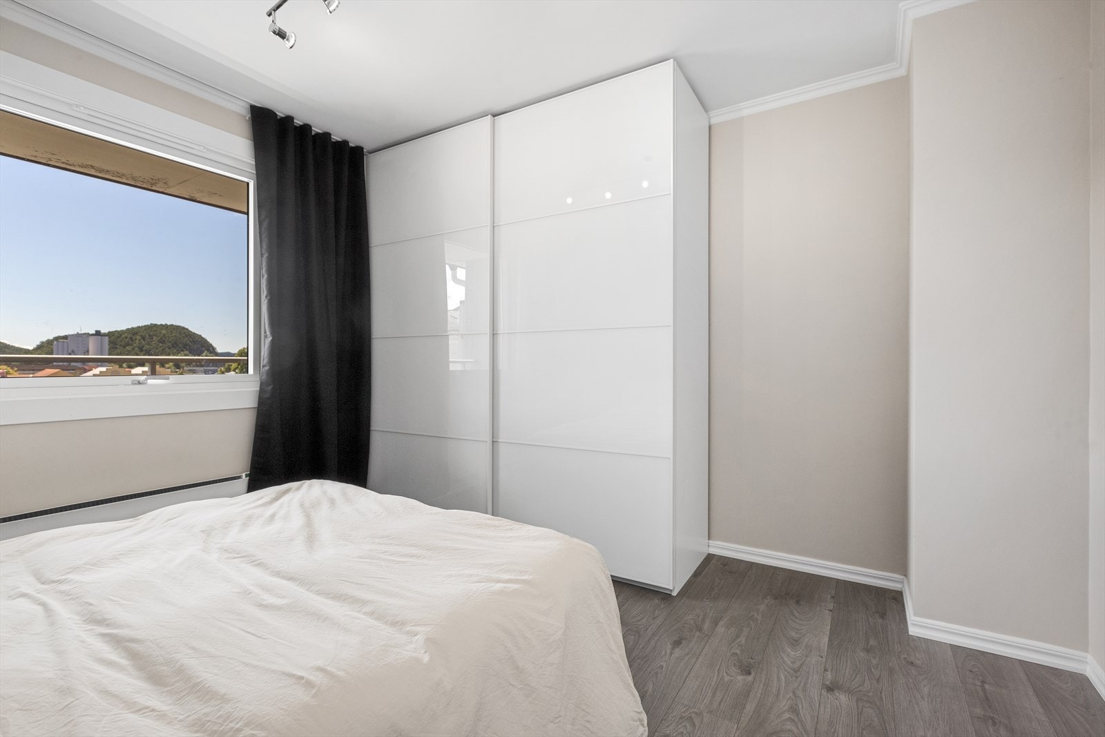 På soverom er det stor skyvedørsgarderobe for klesoppbevaring. Galleribilde