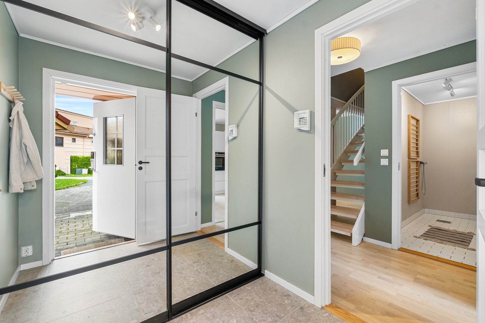 Det er varmekabler i gulvet som sørger for behagelig temperatur ved ankomst på kalde dager. Stor skyvedørsgarderobe for lett oppbevaring av yttertøy og diverse. Galleribilde