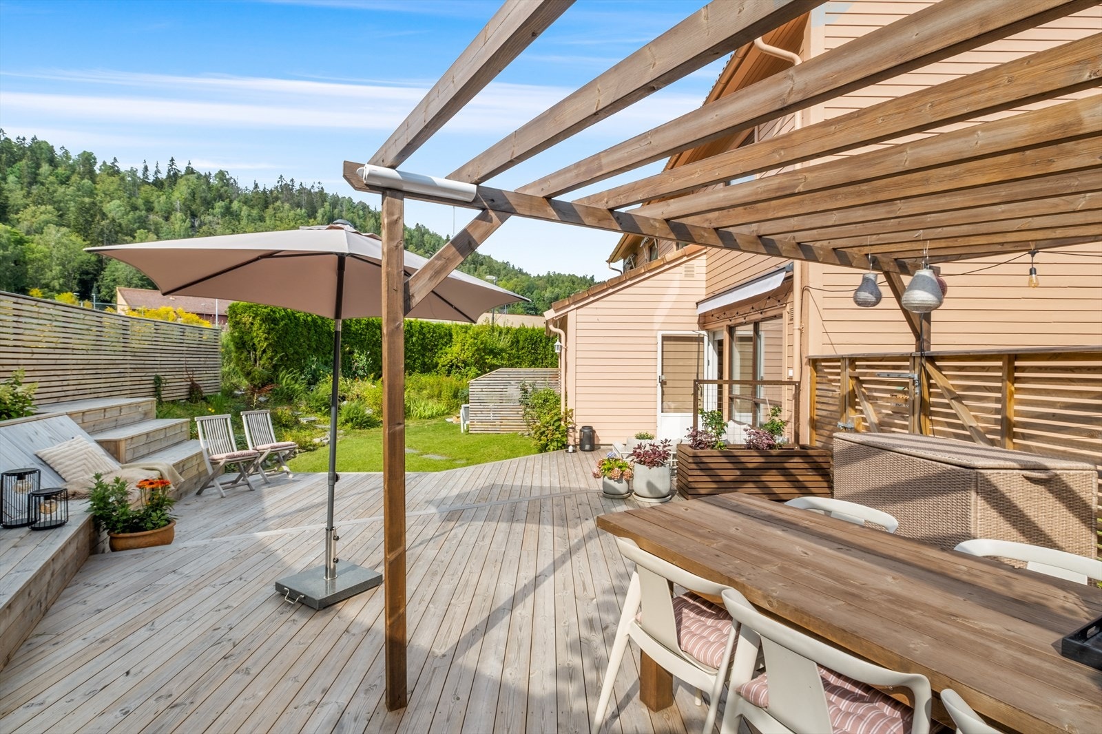 De stilrene leveggene skaper en usjenert og lun sitteplass. Galleribilde