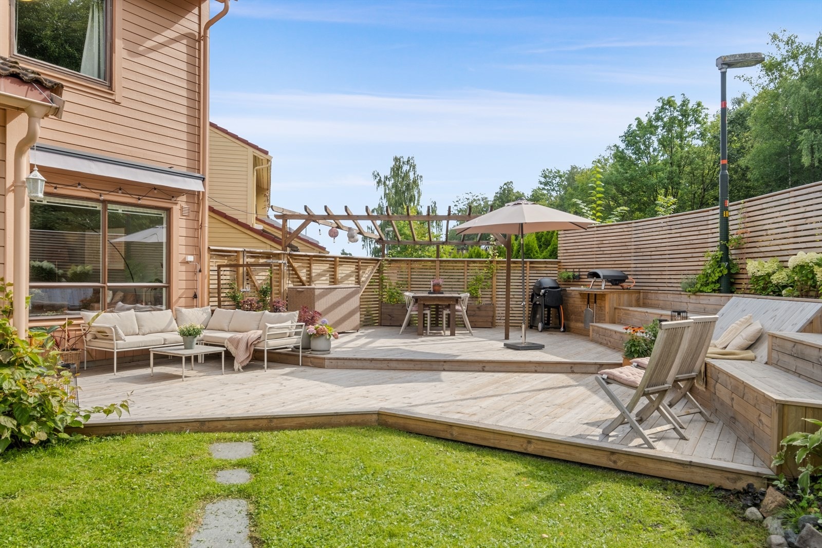 Verdt å fremheve er utearealet som inkluderer en skjermet og sydvestvendt orientert terrasse på ca. 64 kvadratmeter med gode solforhold. Galleribilde