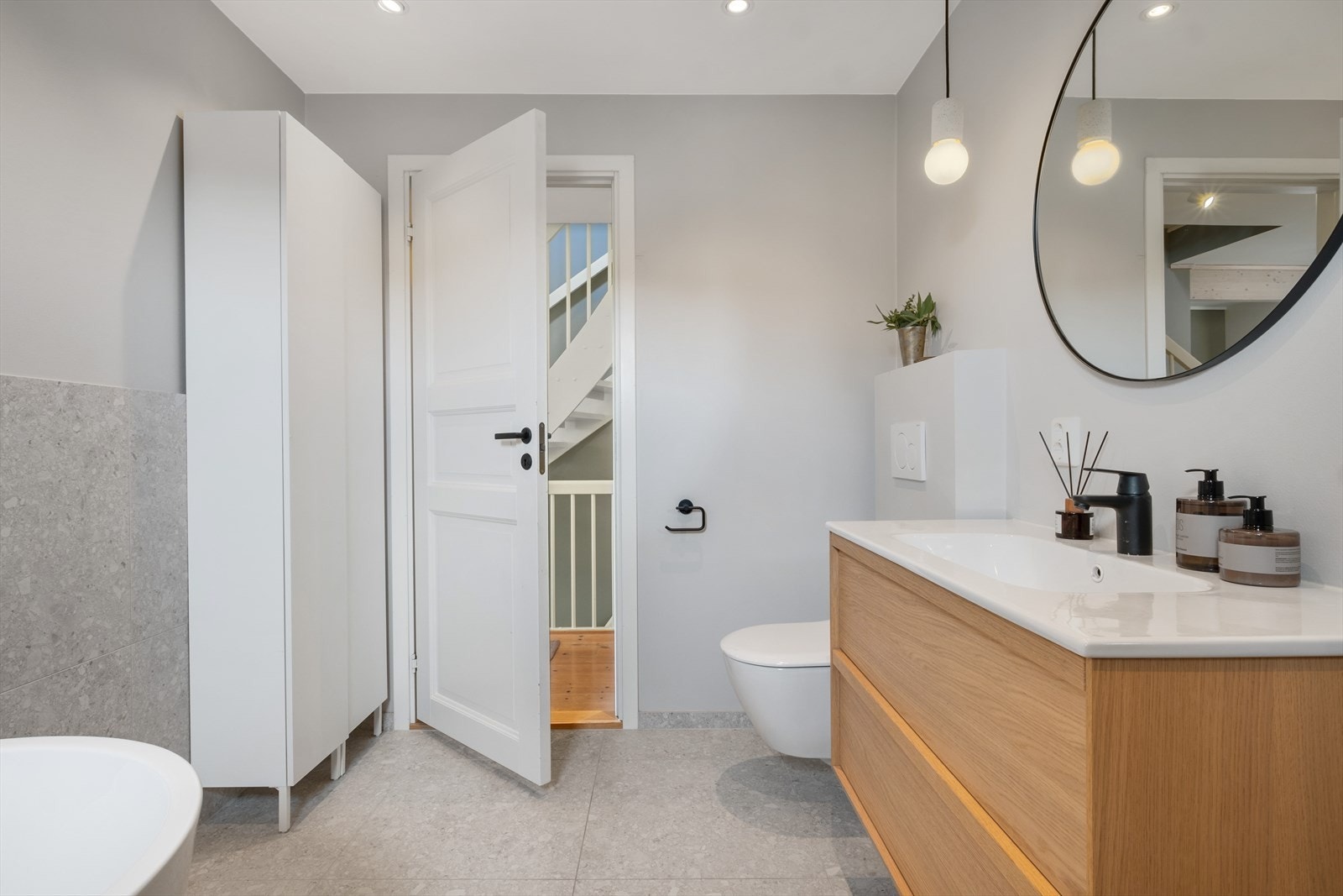 Badet har sluk fra 2022 med tilhørende vannlås. Det er etablert mekanisk avtrekk via en avtrekksvifte på loftet og luftespalten for tilluft i underkant av dørbladet til baderomsdøren anses som tilstrekkelig. Galleribilde