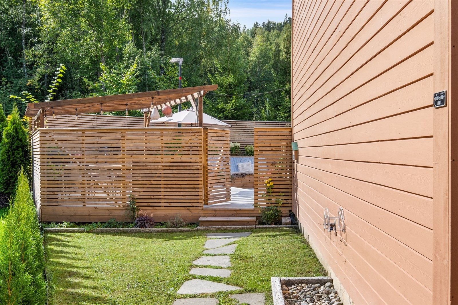 Boligen har en meget god intern beliggenhet (hjørnetomt) og det er skole m/fotballbane og 2 barnehager ca. 200m unna. Galleribilde