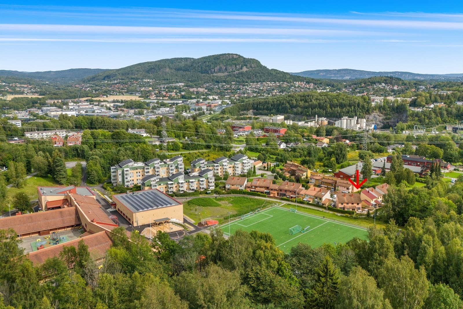 Med bilfri og kort gangvei til Emma Hjorth barneskole med ny fotballbane og barnehage samt 100 meter til svømmehall, passer dette særdeles populære området ypperlig for barnefamilien. Galleribilde