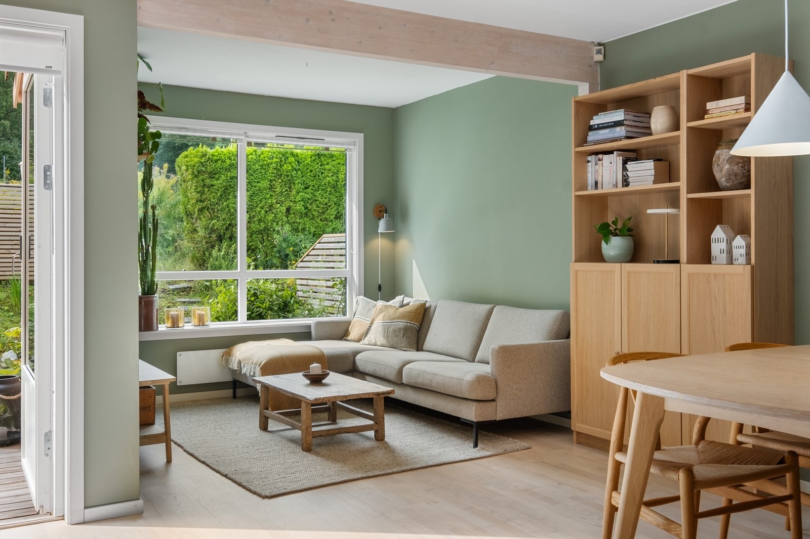 De store vindusflatene sikrer rikelig med naturlig lysinnslipp, samt skaper en luftig og god romfølelse. Galleribilde