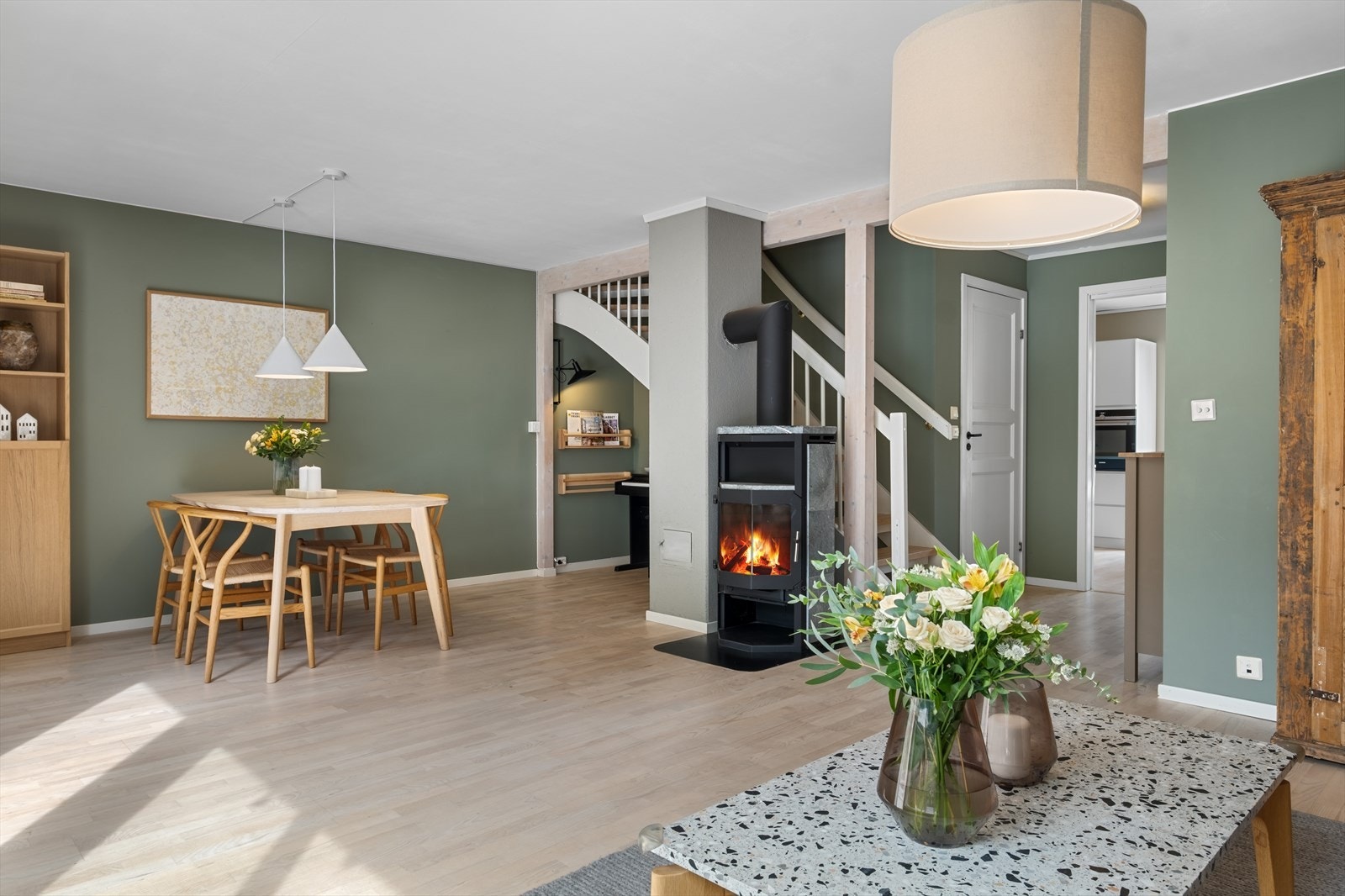 Stuen er boligens naturlige samlingssted for hele familien, og har en koselig vedovn som gir godt med varme på kalde dager. Galleribilde