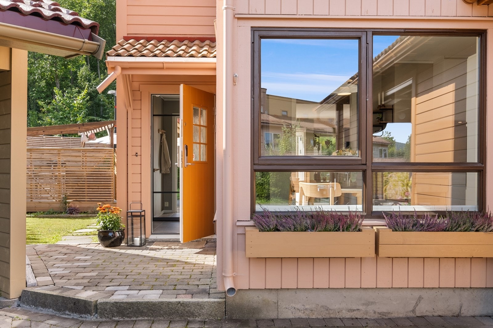 Innerst i trafikkstille og familievennlige Hjorthehaven 42, finner man denne vertikaldelte tomannsboligen, som strekker seg over tre plan med et pent opparbeidet og skjermet uteområde. Galleribilde