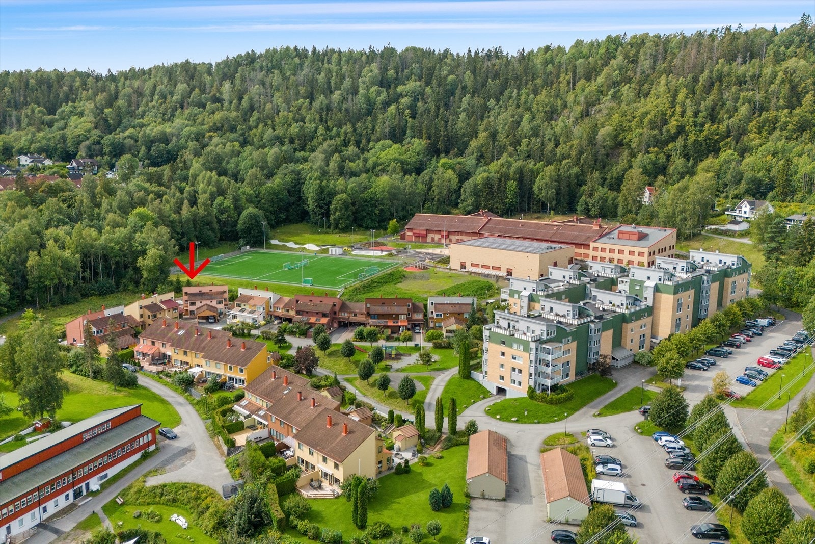 Her bor man med kun få minutters kjøring til Sandvika sentrum med alle fasiliteter og servicetilbud, samtidig som det er nydelig turområde rett bak huset opp til Ringi gård og Tanumskogen med fantastiske turmuligheter året rundt. Galleribilde