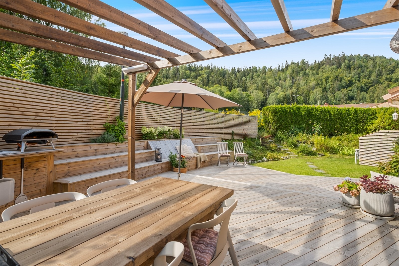 Rett bak huset er det nydelig turområde opp til Ringi gård og Tanumskogen med fantastiske turmuligheter året rundt. Galleribilde