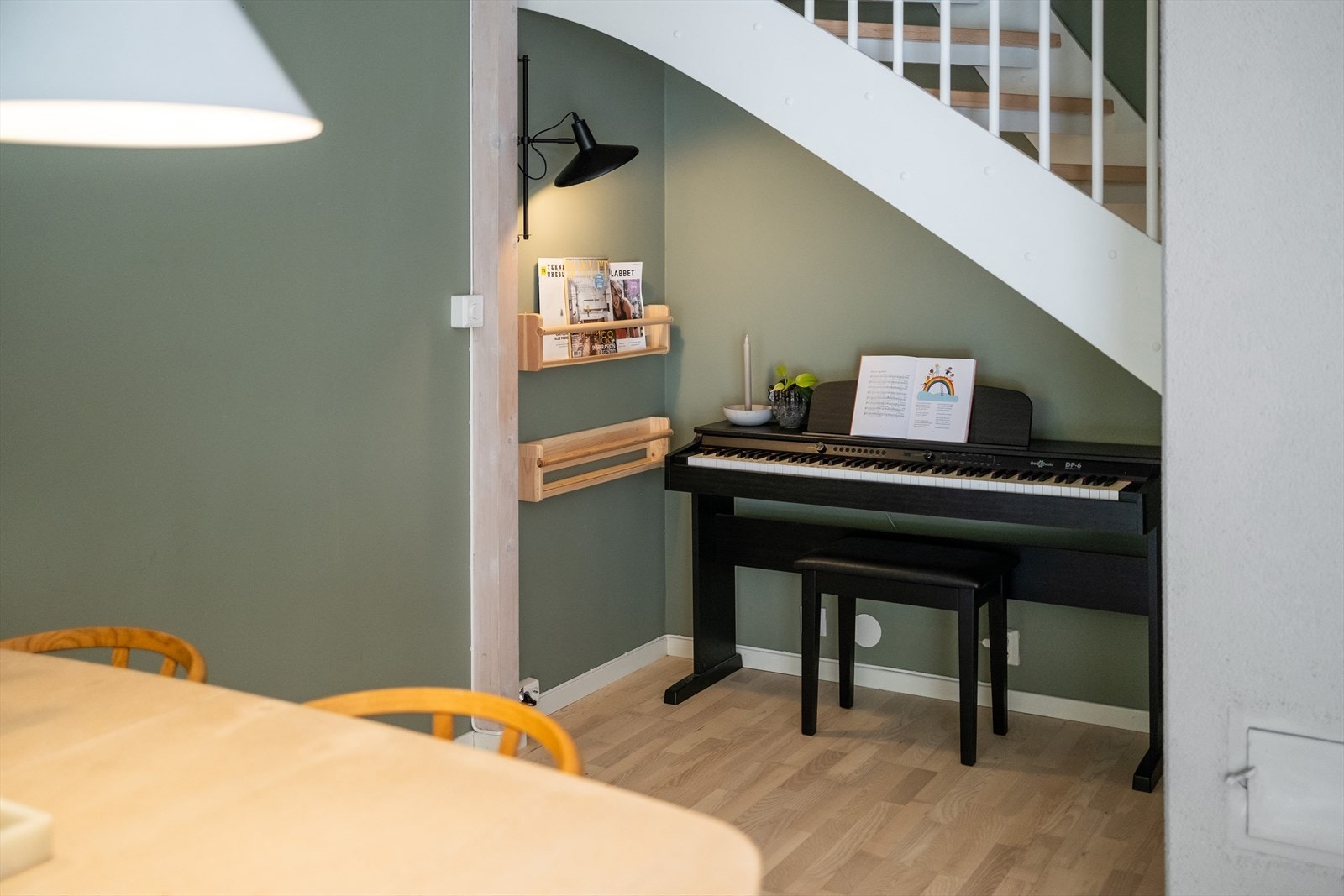 Her er arealene utnyttet til det maksimale med lagringsmuligheter under trapp. Galleribilde