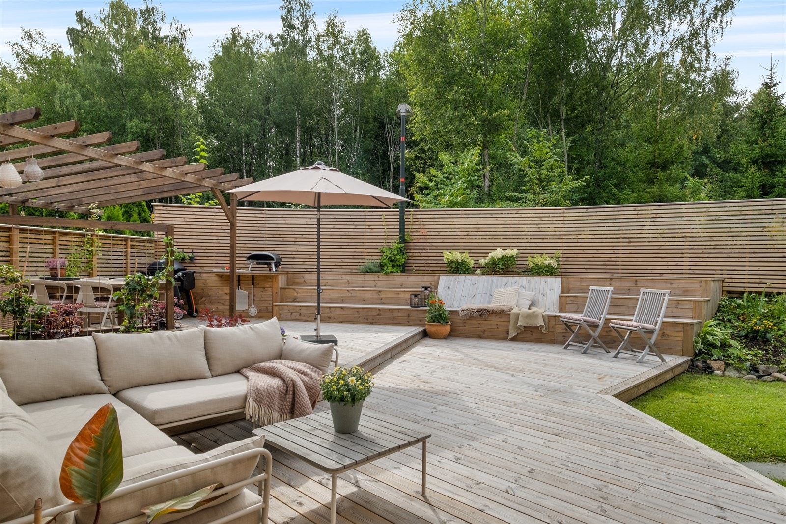 Terrassen gir mange bruksmuligheter og har god plass til både spisebord, loungegruppe og grill. Galleribilde