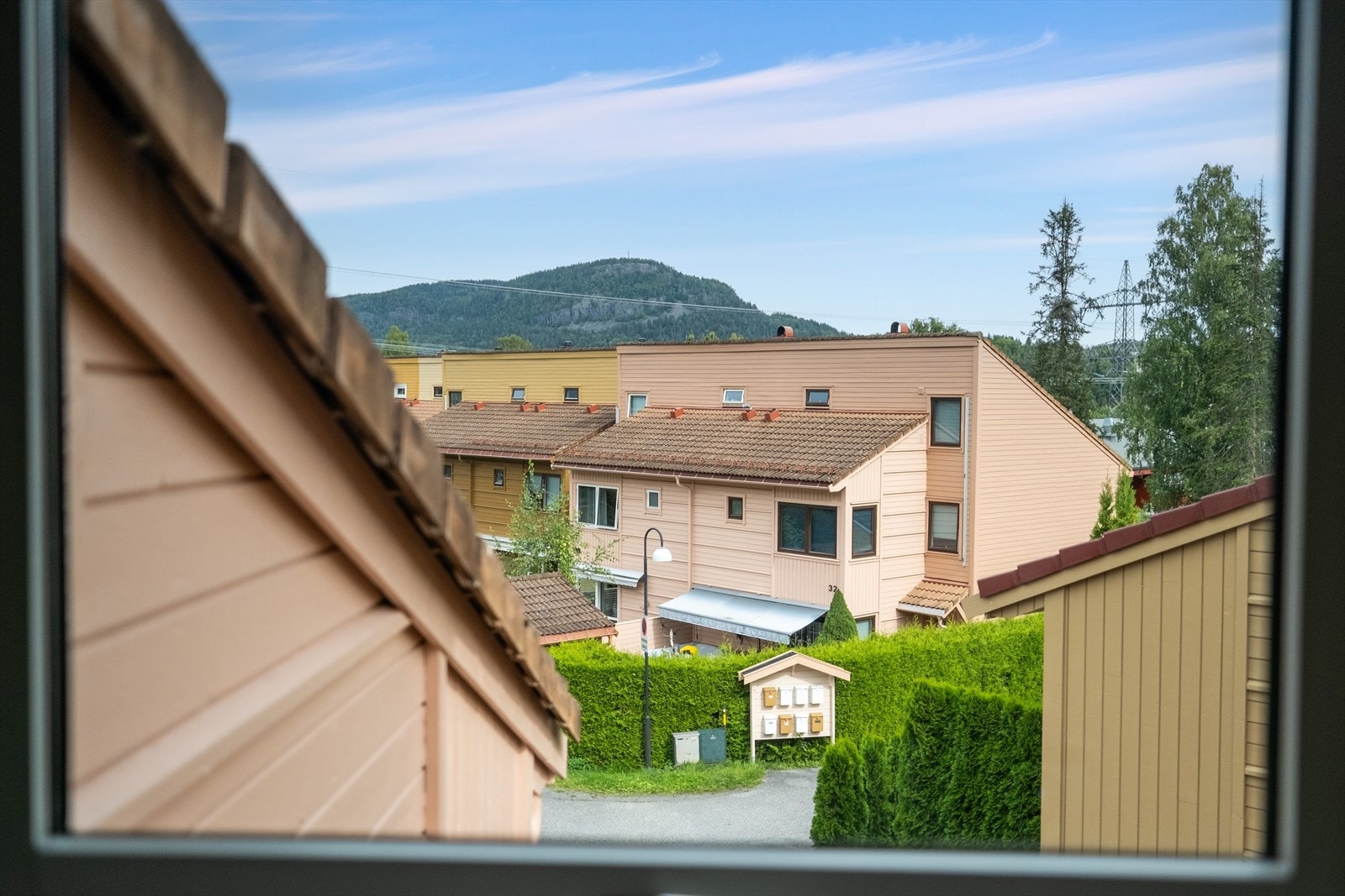 Flott utsikt mot Kolsåstoppen i 3. etasje. Galleribilde