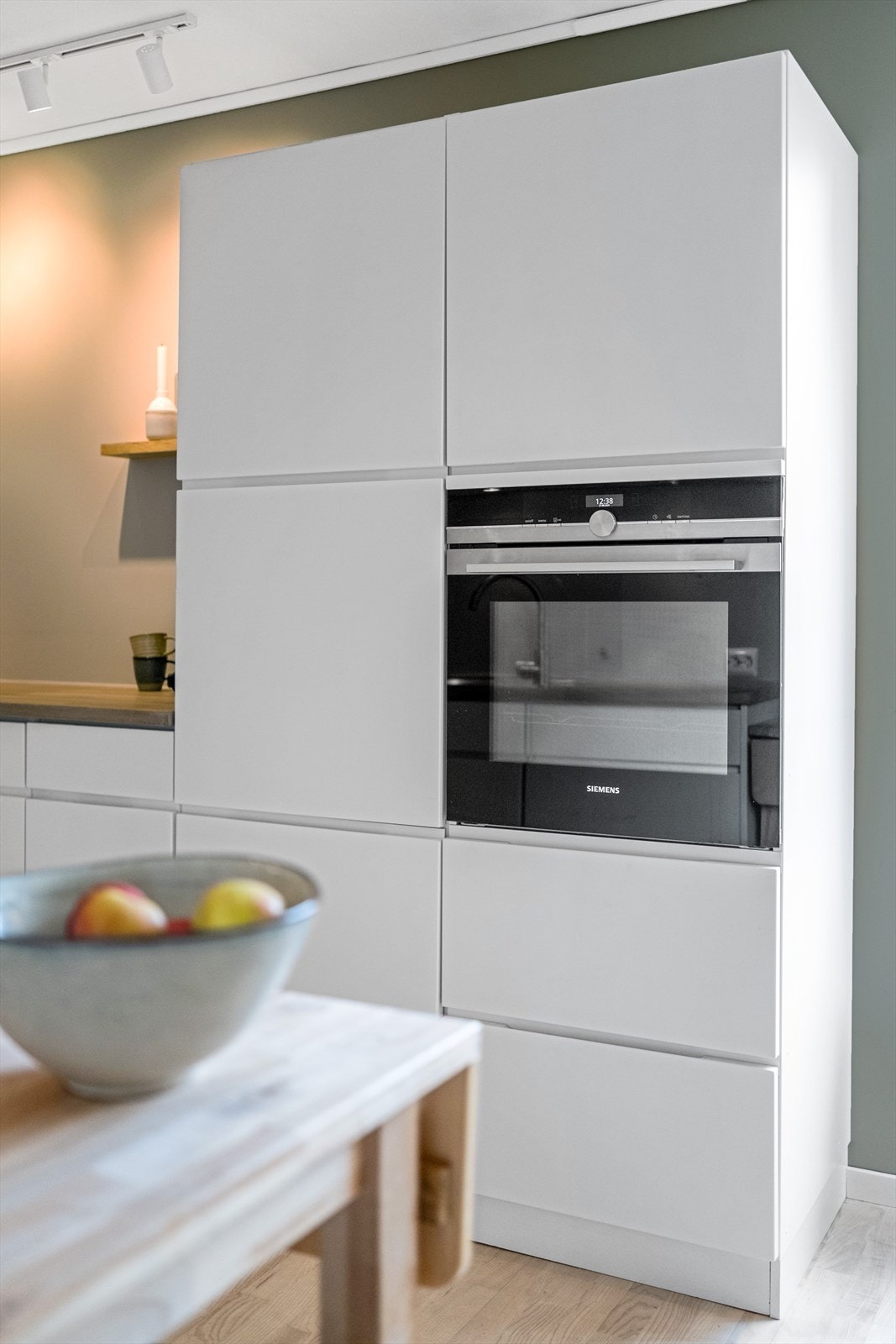 Kjøkkenet er utstyrt med integrerte hvitevarer og oppvaskmaskin. Galleribilde