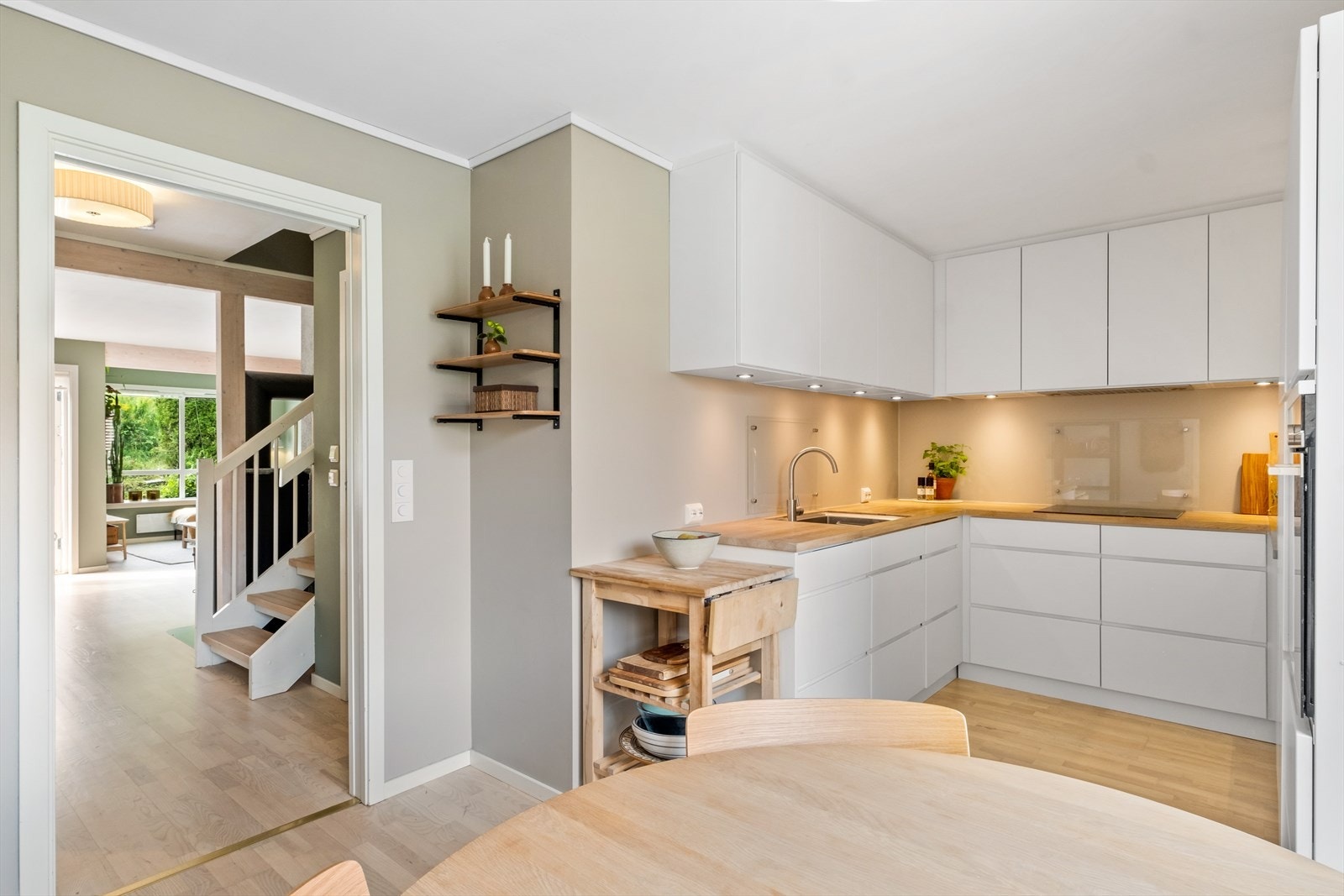 Delikat og moderne kjøkken i funksjonell utførelse med hyggelig spiseplass. Galleribilde