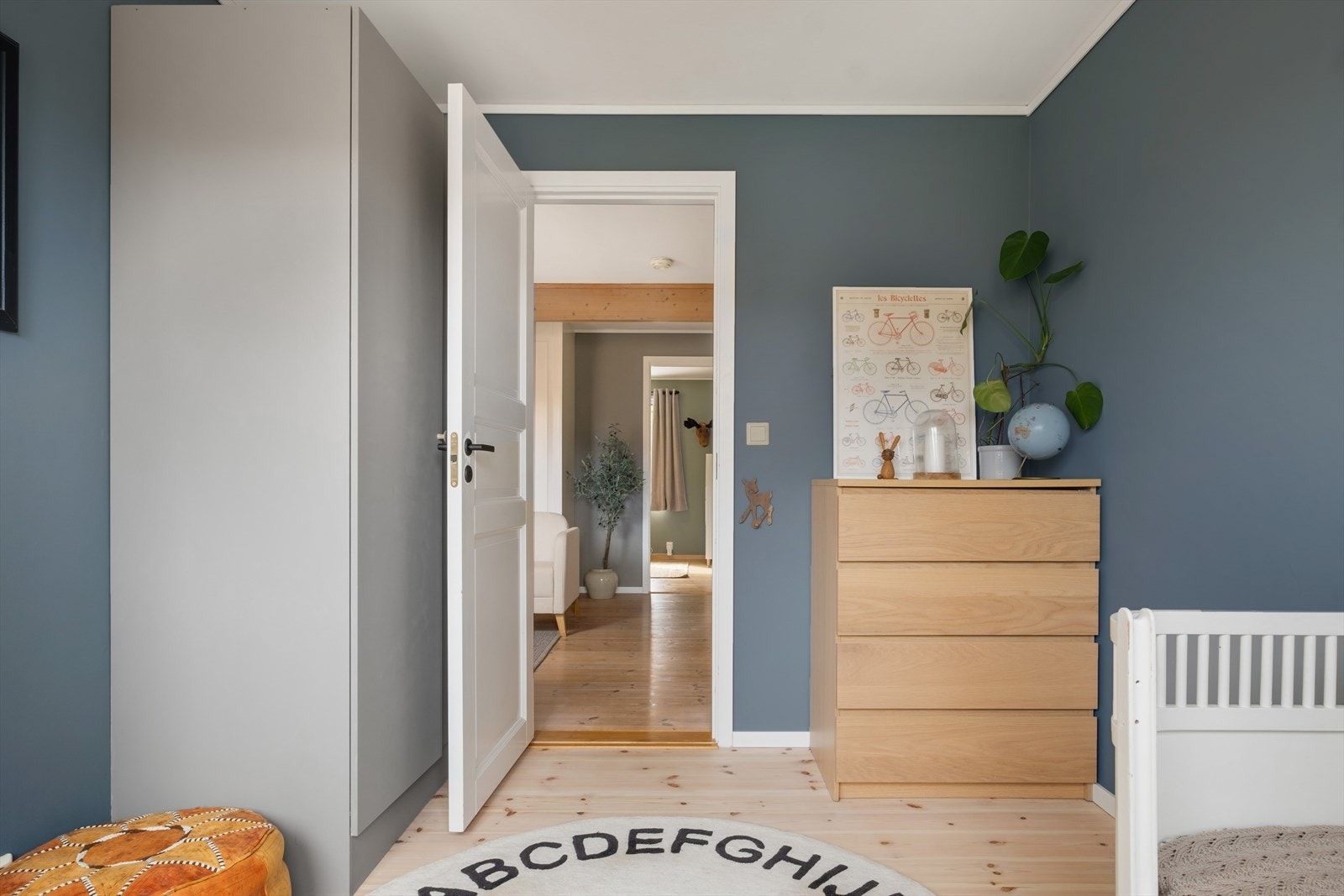 Soverom nr. 2 har godt med plass til seng, nattbord, skrivepult, kommode etc. Galleribilde