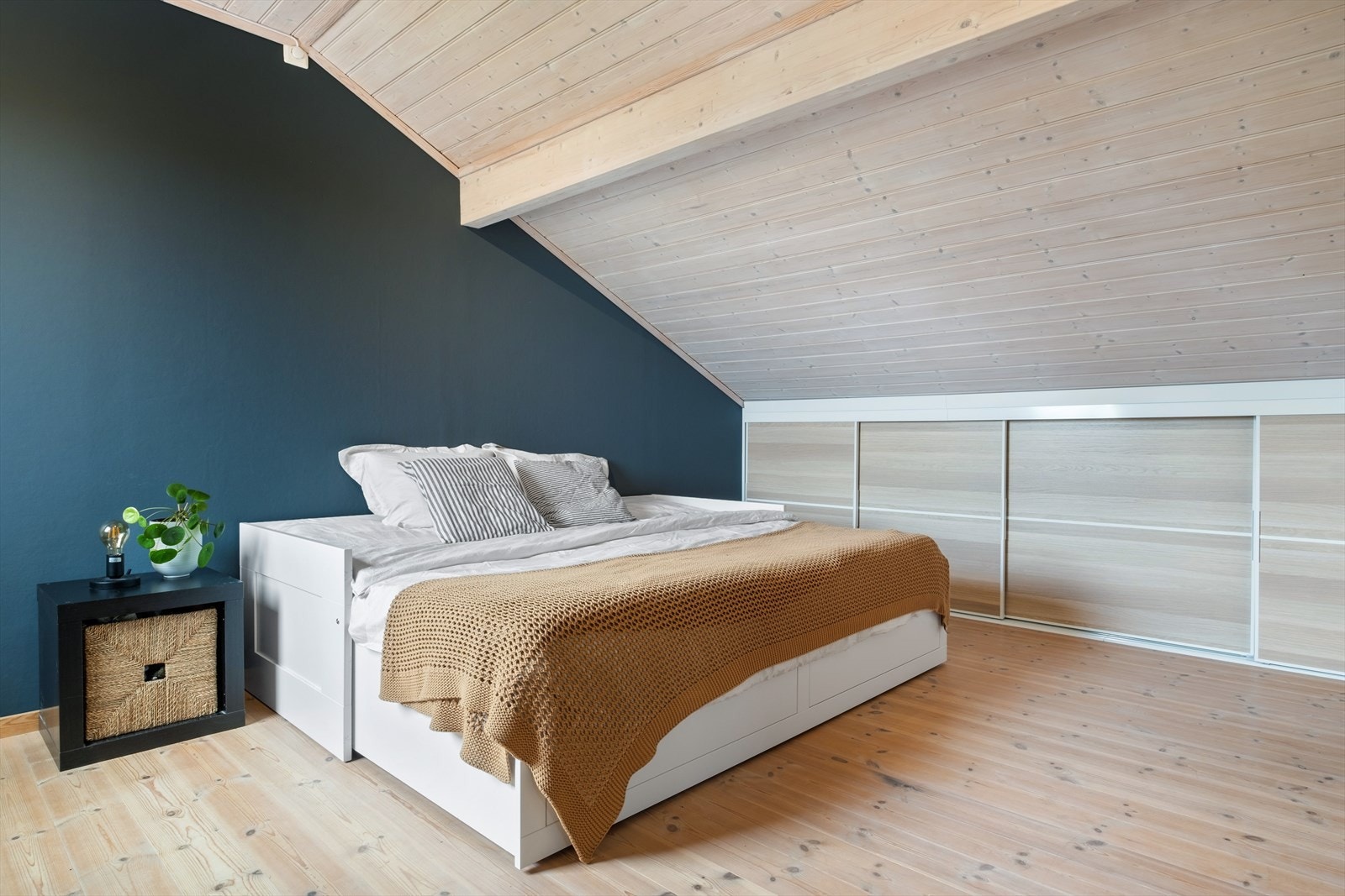 Rom med gode møbleringsmuligheter og lagringsmuligheter i knevegg. Galleribilde