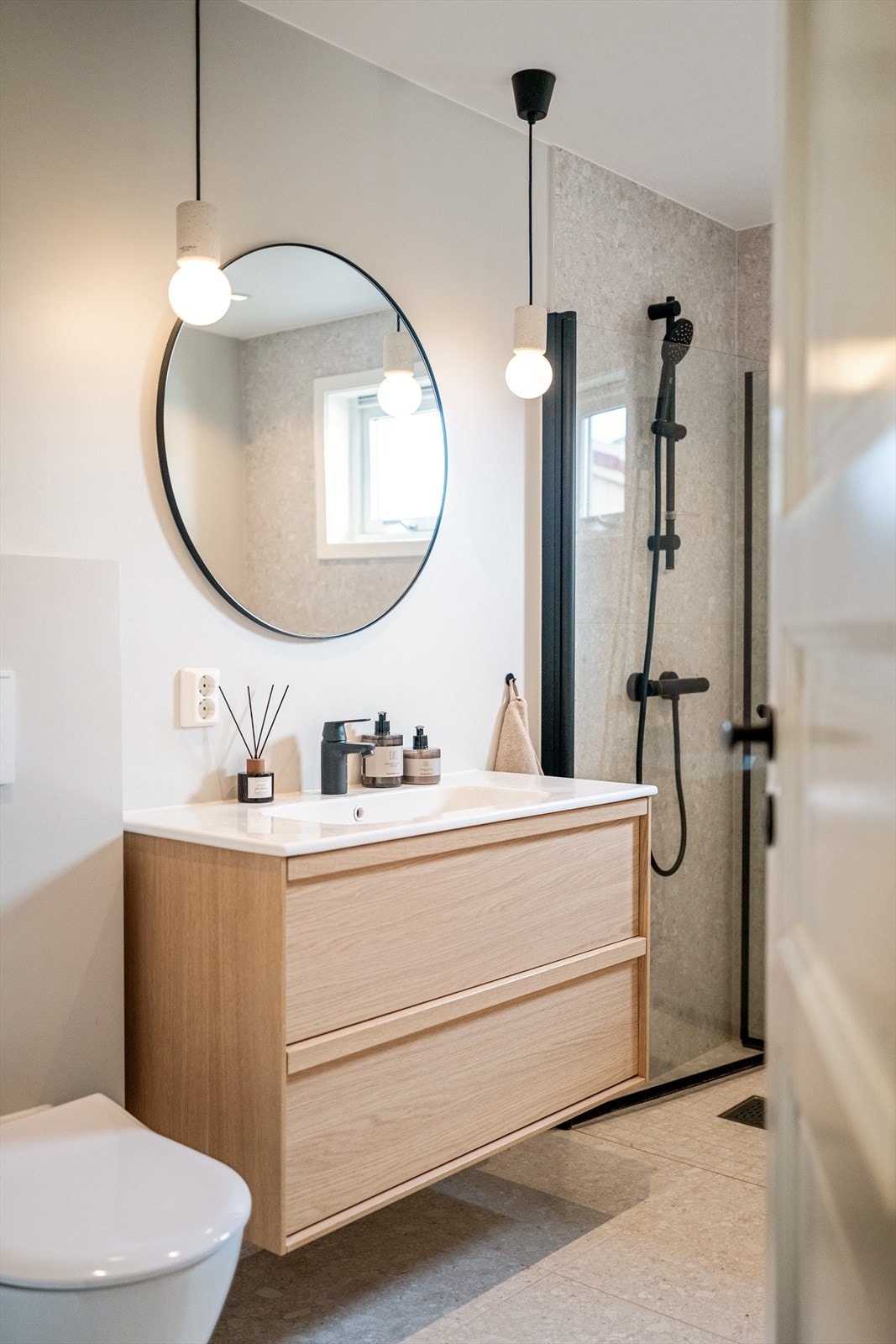 Videre har badet servant i innredning og speil. Galleribilde