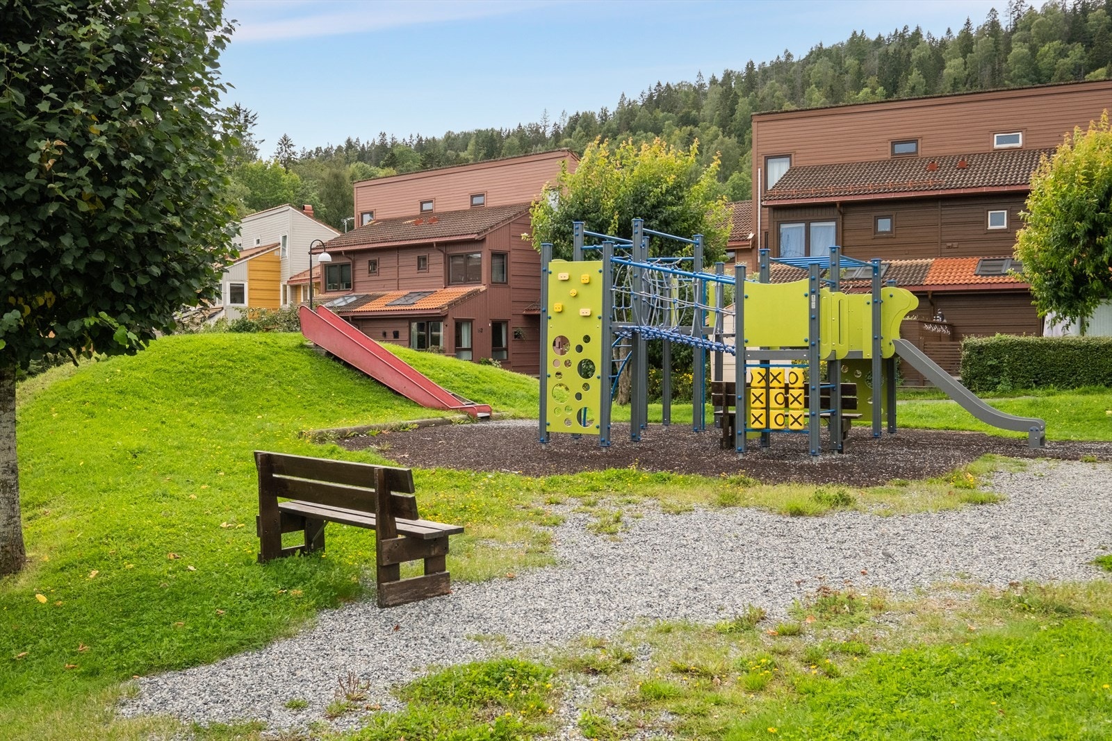 Like utenfor har sameiet opparbeidet en stor og felles lekeplass, som er et naturlig samlingspunkt for barna i nærområdet. I tillegg arrangeres det høstfest, 17.maifeiring, julegrantenning etc. Her vil både store og små trives! Galleribilde