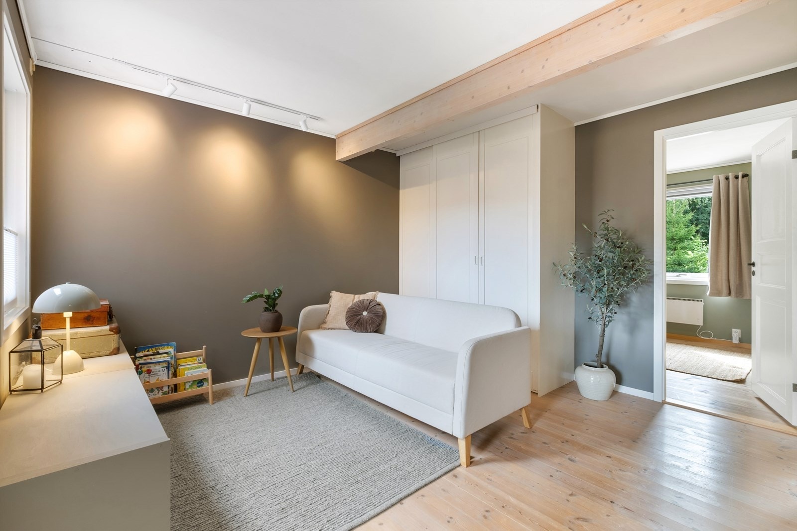 Her er det god plass til sofagruppe, bokhyller m.m. Galleribilde