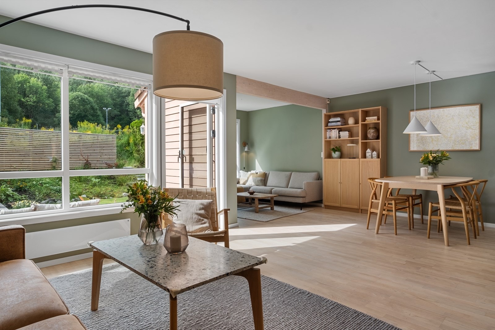 Boligen har en stor og tiltalende stue med flere soner. Galleribilde