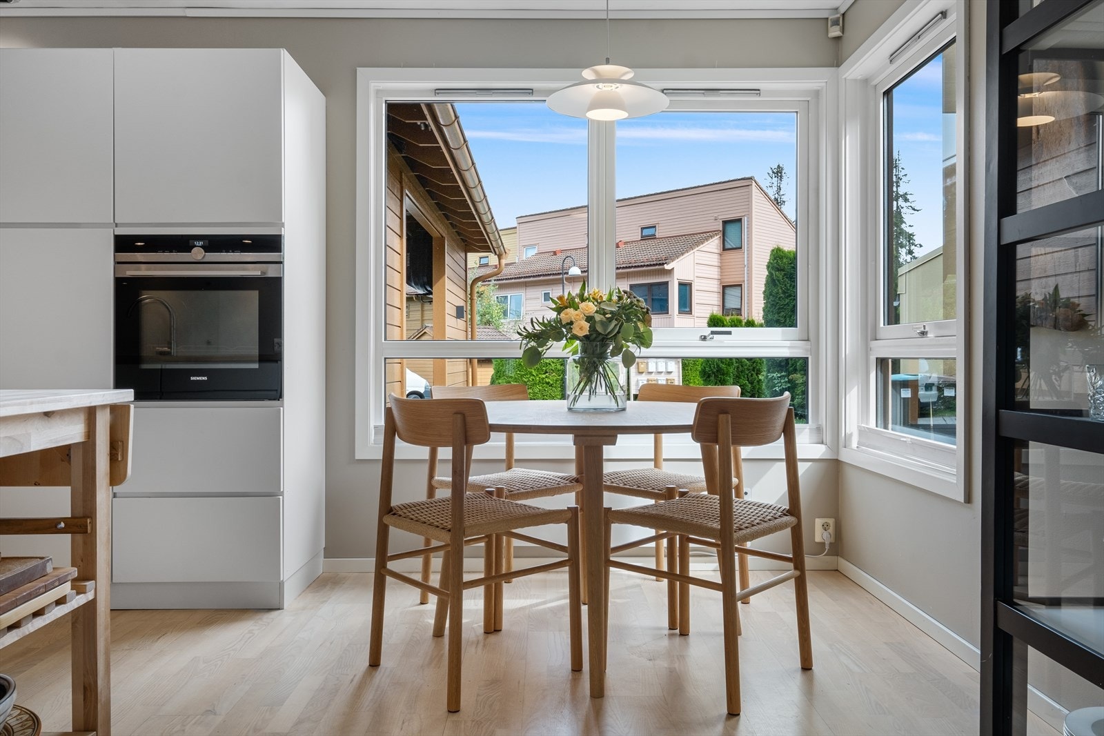 Den flotte spiseplassen ved vindu er perfekt for måltider med kjernefamilien. Galleribilde