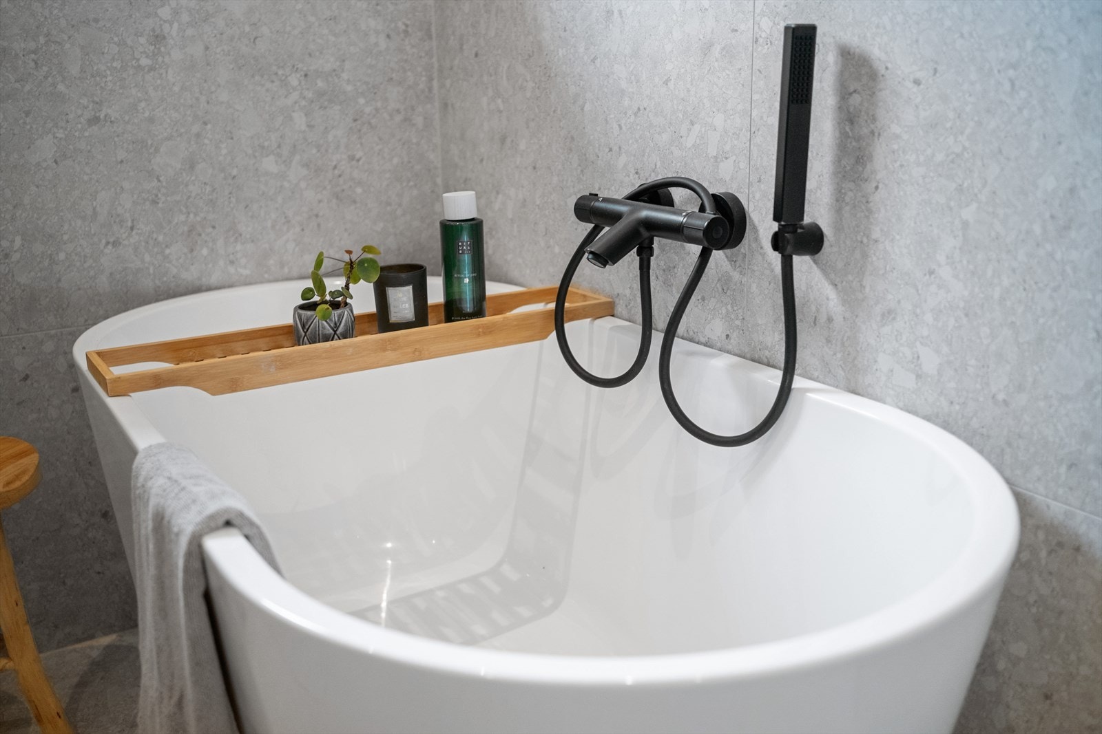 Badet har også et veggmontert wc og et herlig badekar med dusjfunksjon. Galleribilde