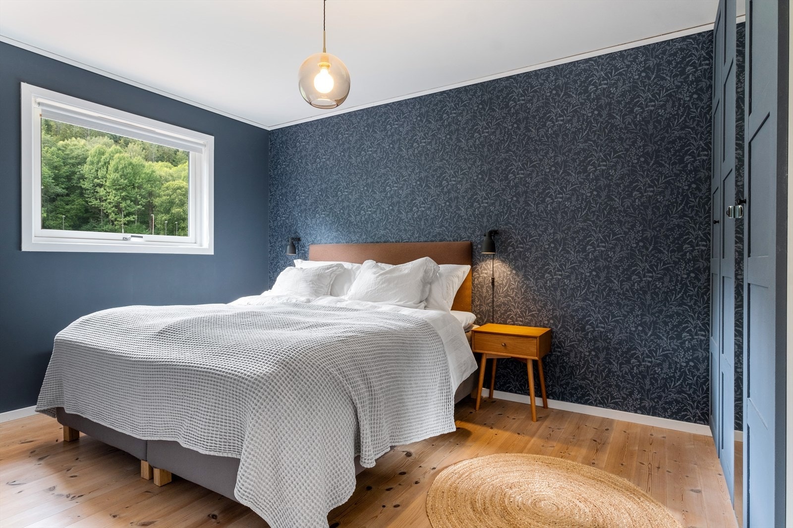 Hovedsoverommet er innredet med garderobeskap og har godt med plass til dobbeltseng, nattbord etc. Galleribilde