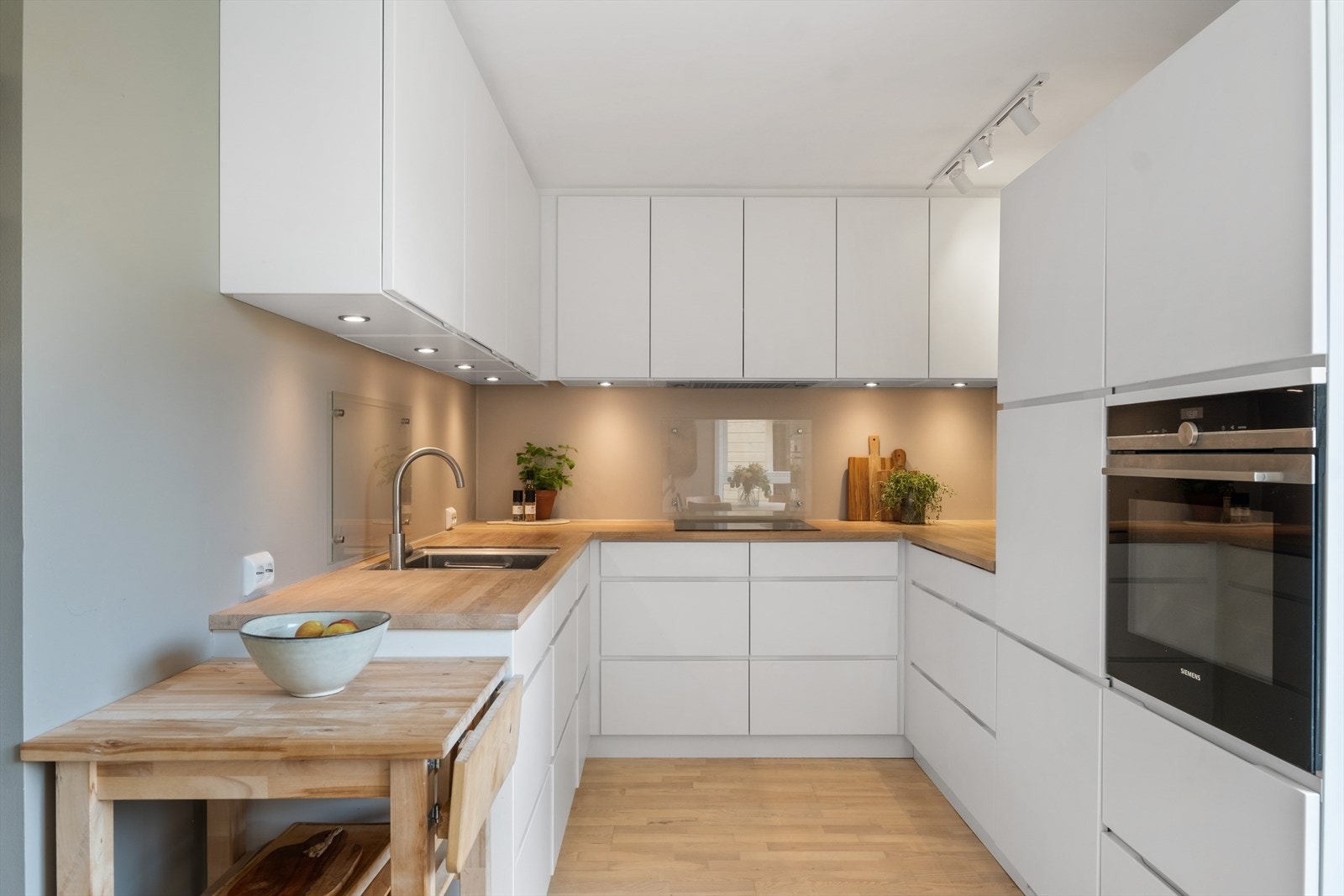 Det innbydende kjøkkenet ble montert opp i 2021, men er originalt fra 2017. Rikelig med skap- og benkeplass i kombinasjon med store lysgivende flater gir deg optimale arbeidsforhold på kjøkken Galleribilde