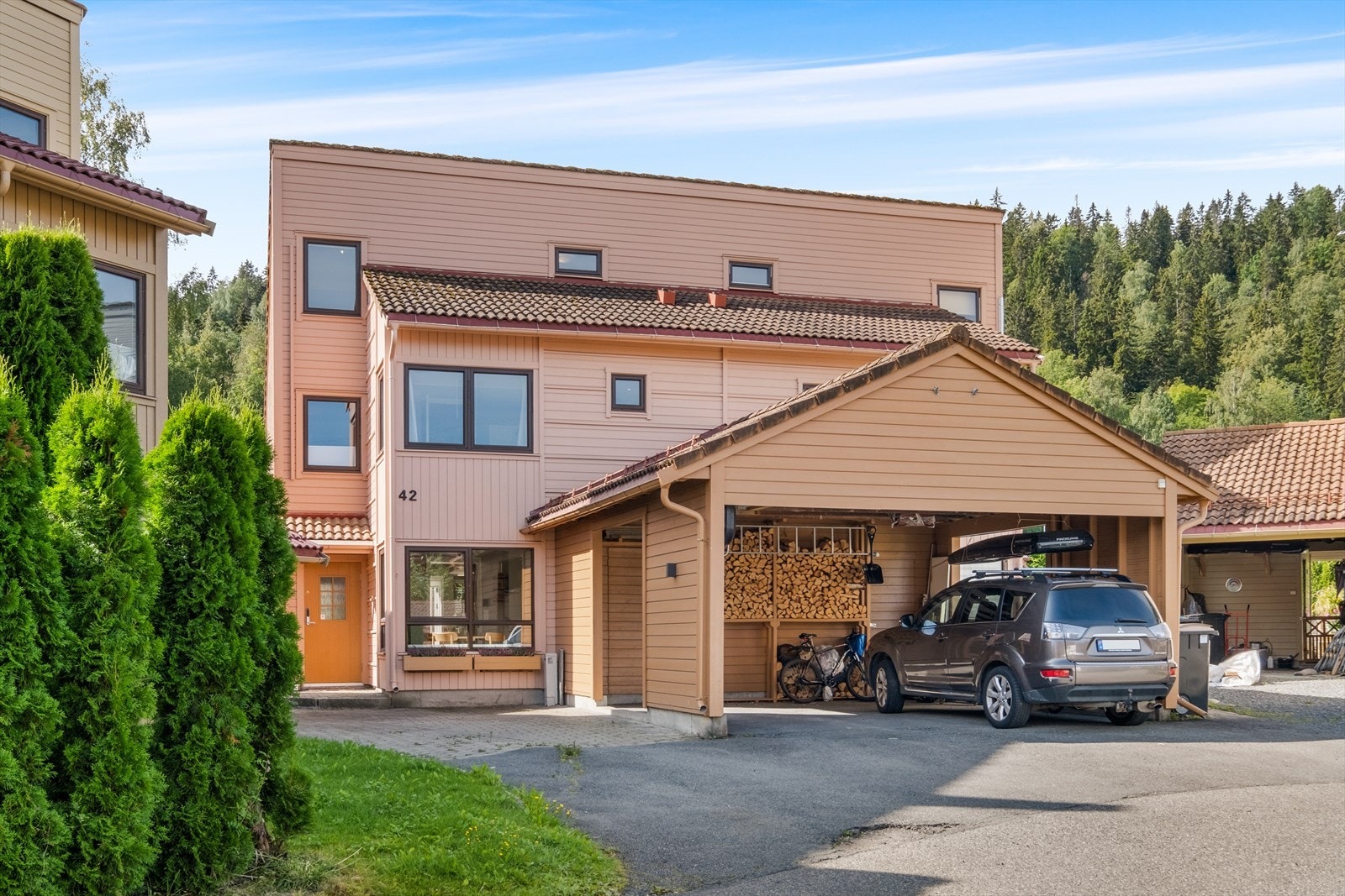 Dette er en flott mulighet til å sikre seg en moderne og stilren halvpart av tomannsbolig, som ligger skjermet til i familievennlige og idylliske omgivelser på Emma Hjorth, rett utenfor Sandvika sentrum. Parkeringsplass i carport med bod foran boligen. Galleribilde