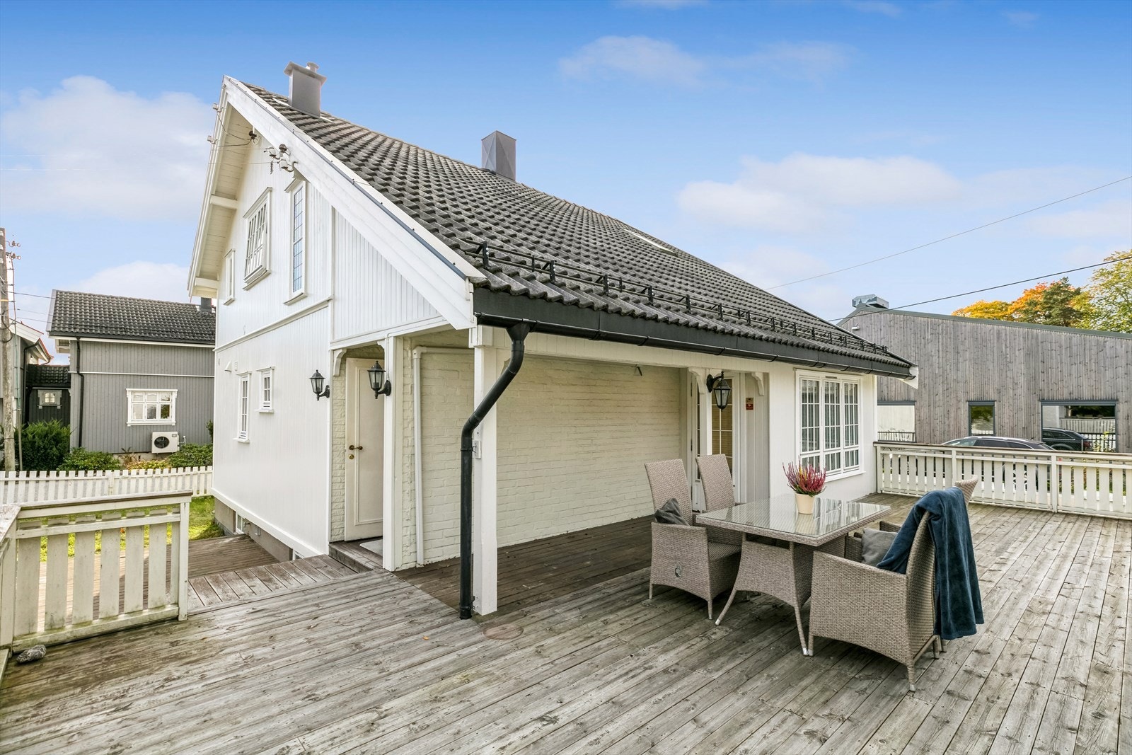 Boligen går over 3 plan inkludert kjeller, og har et bruksareal innvendig på ca. 177 kvm. Det er utgang fra stue til romslig terrasse på ca. 56 kvm. Galleribilde