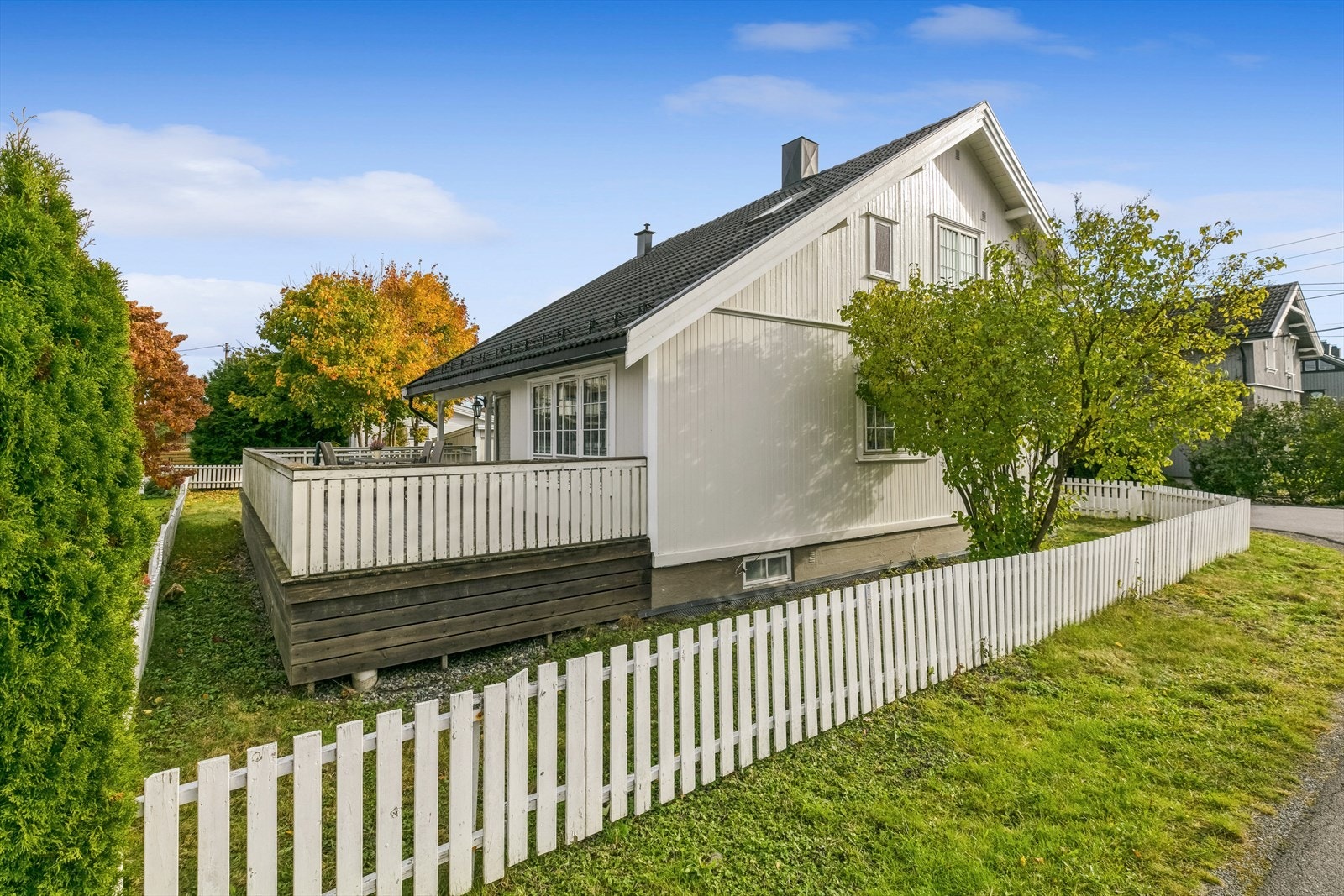 Ny drenering rundt huset i 2009, ny terrasse og utvendig trapp i 2010 og nytt undertak og tekking i 2007 (iflg. tidligere salgsoppgave). Galleribilde