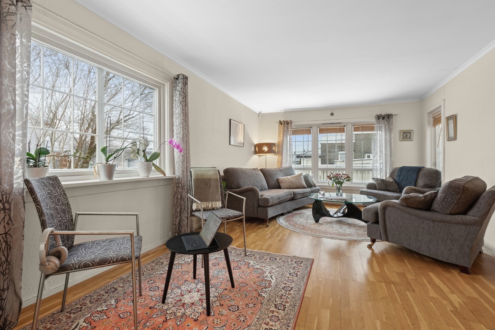 Romslig stue med god plass til sofagruppe og andre møbler. Galleribilde