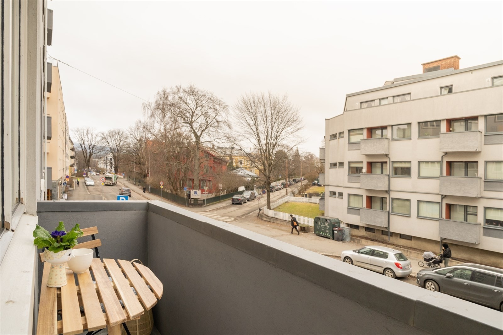 Hyggelig balkong med utsyn over nærområdet. Fin beliggenhet rett ved Stensparken Galleribilde