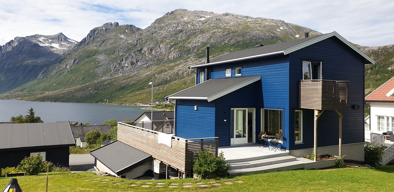 Pent opparbeidet uteareal og flott balkong. Her kan det nytes for både små og store både sommer og vinter. Galleribilde
