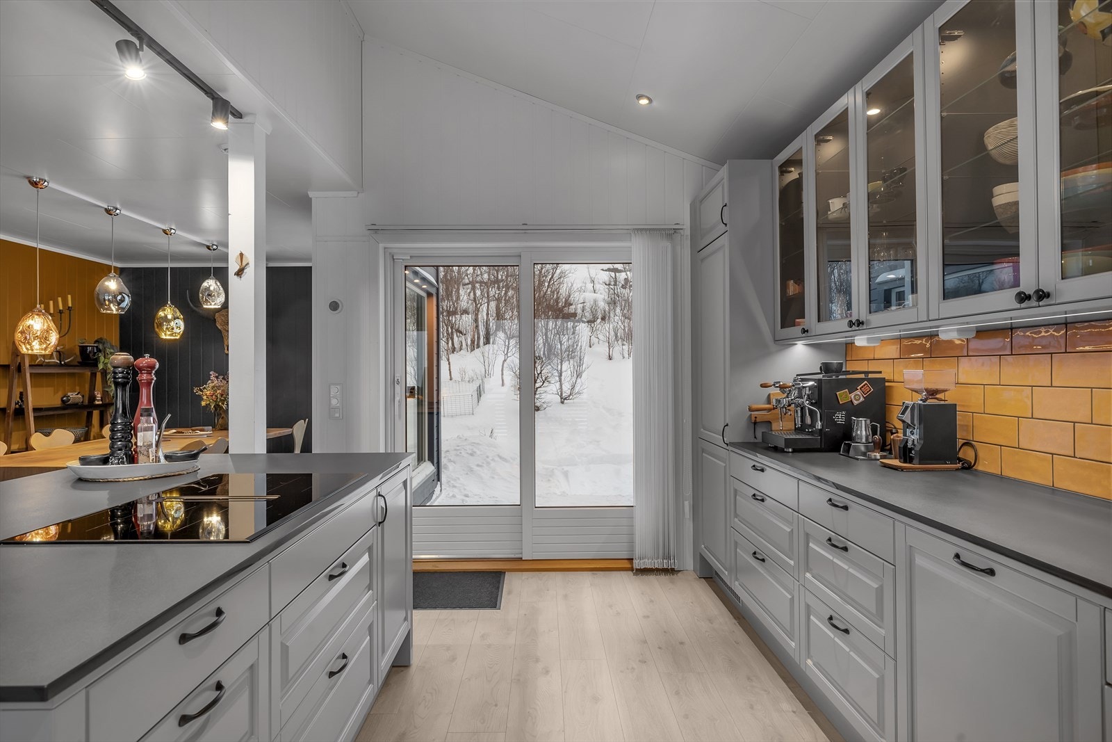 Utgang til en nydelig terrasse som går rundt boligen. Galleribilde