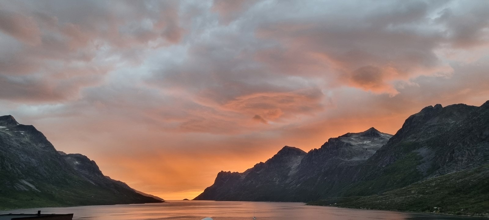 Boligen ligger i øvre del av boligfeltet med nydelig utsikt midt ut i fjorden. Galleribilde