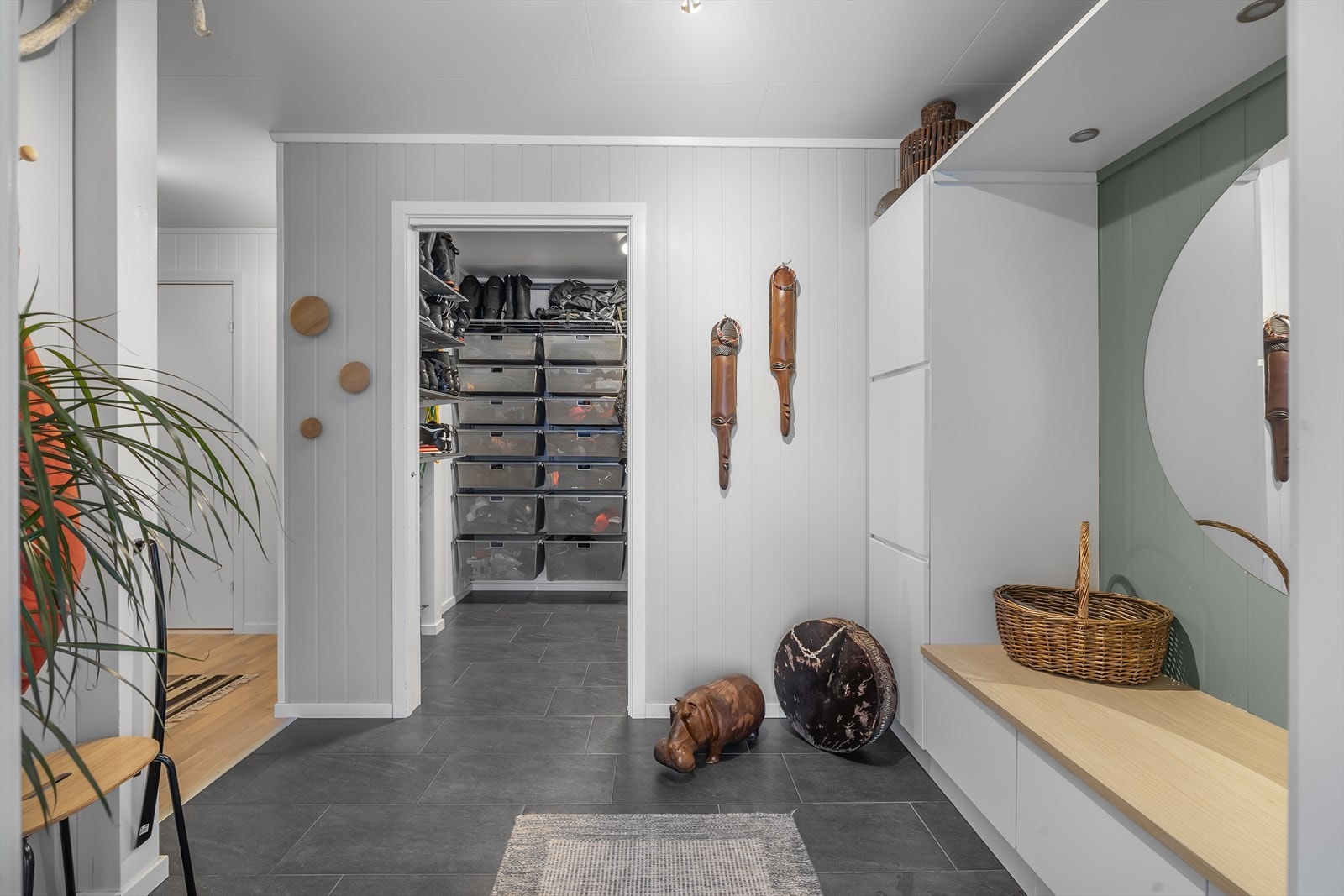 Entre med romslig garderoberom i. u. etasje. Galleribilde