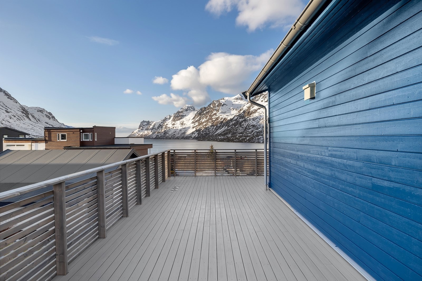 Nydelig terrasse som går rundt store deler av huset. Galleribilde