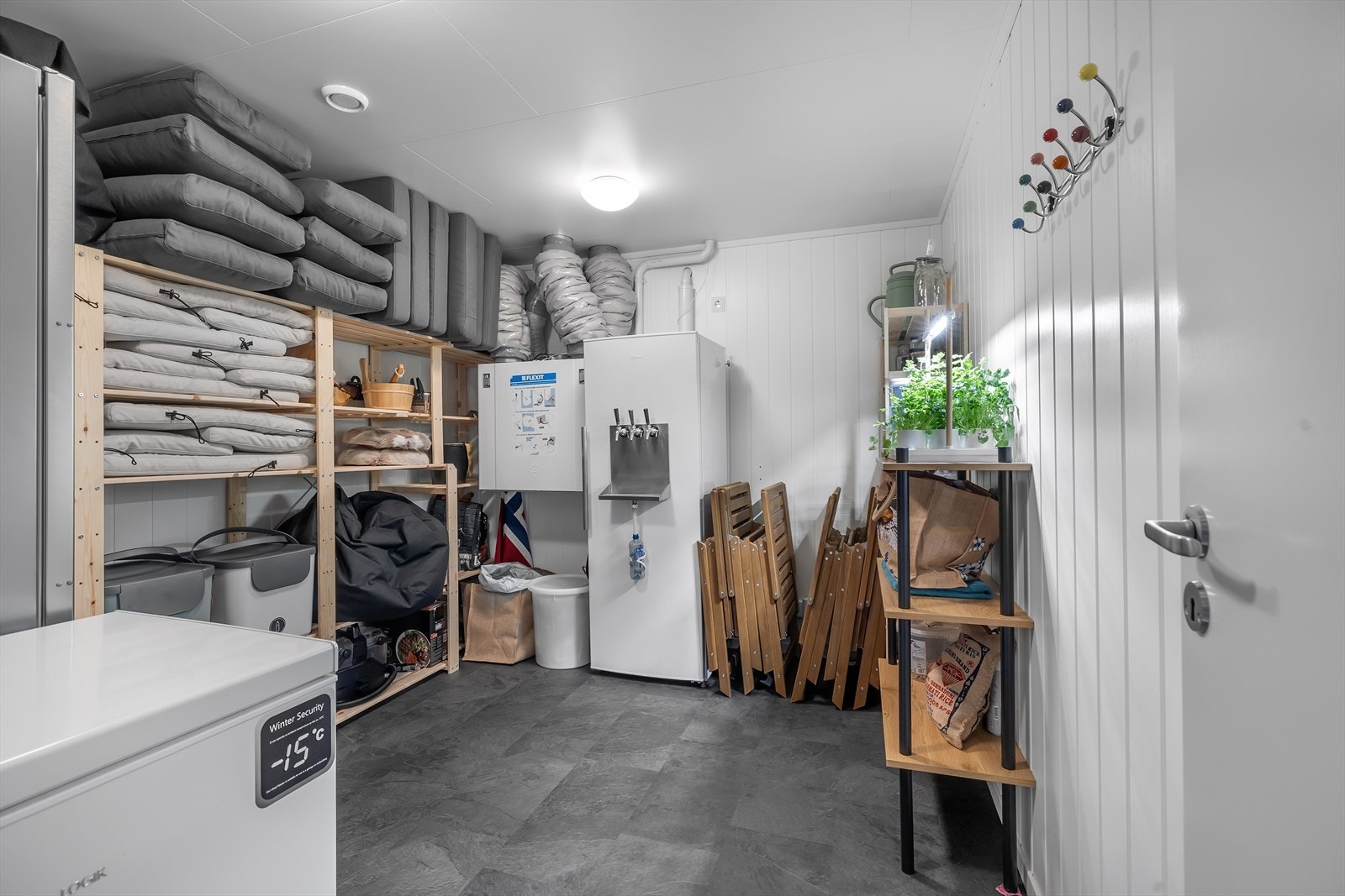 Romslig og praktisk bod i boligens 1. etasje. Galleribilde