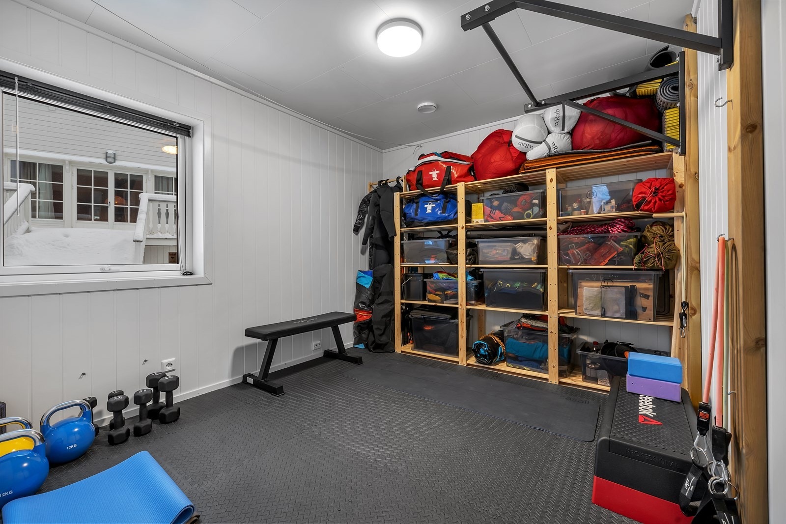 Soverom u. etasje som i dag benyttes til treningsrom og lagring av sportsutstyr. Galleribilde