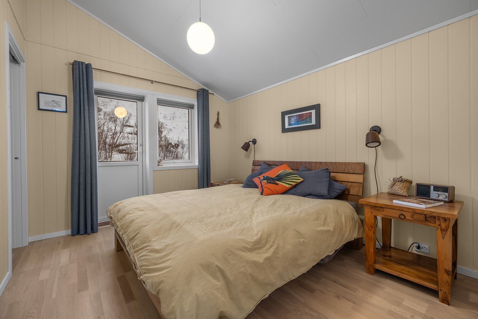 Hovedsoverom med egen garderobe i 2. etasje. Galleribilde
