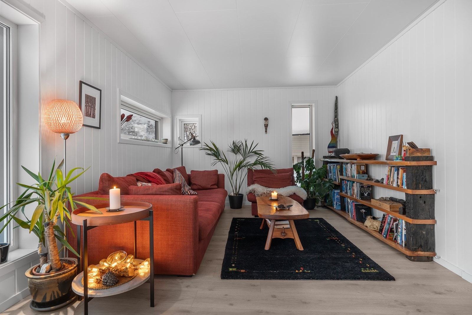 Boligens 1. etasje er romslig med gode muligheter for ulike møbleringsløsninger. Galleribilde