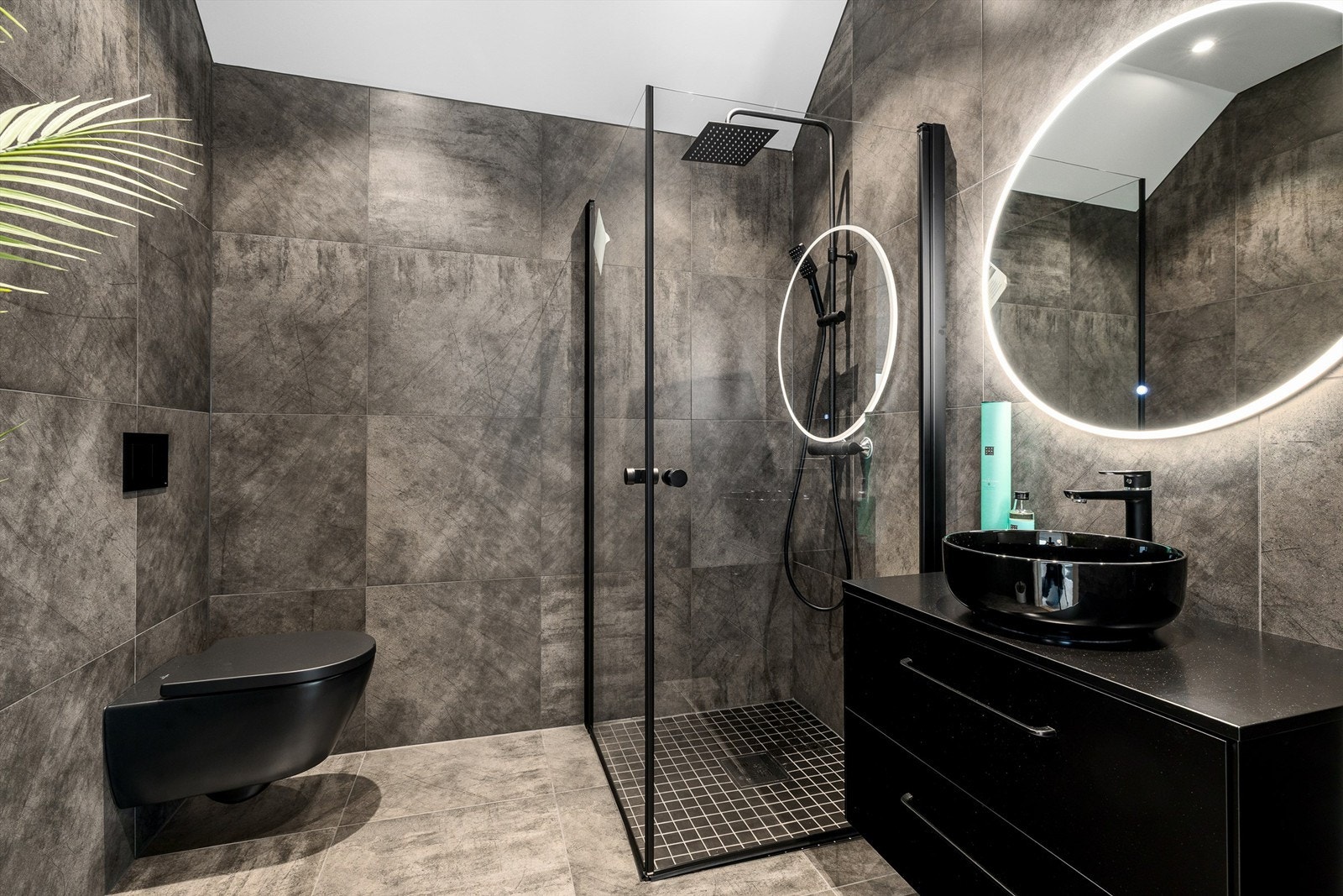 Lekkert, flislagt bad i hovedetasjen. Galleribilde