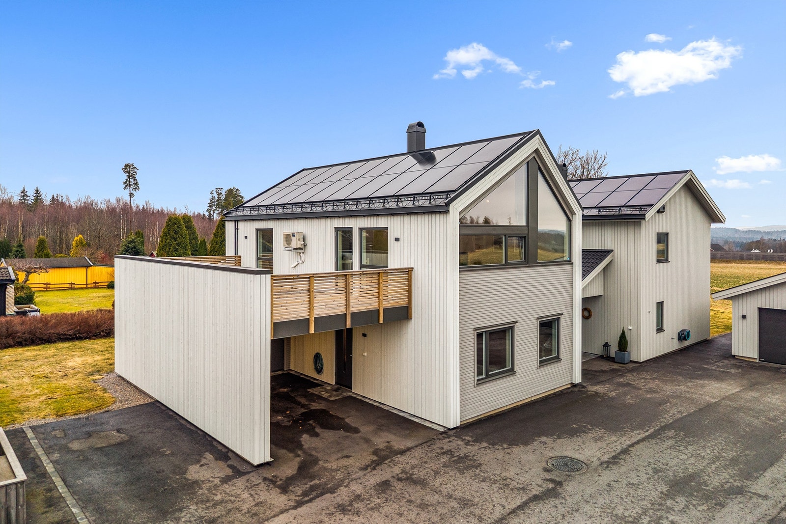 En flott enebolig med en svært attraktiv beliggenhet på Haukerød i Sandefjord! Dette er et veletablert og familievennlig boligområde med skoler, fritidsaktiviteter, dagligvarebutikker og handelstilbud i umiddelbar nærhet. Galleribilde