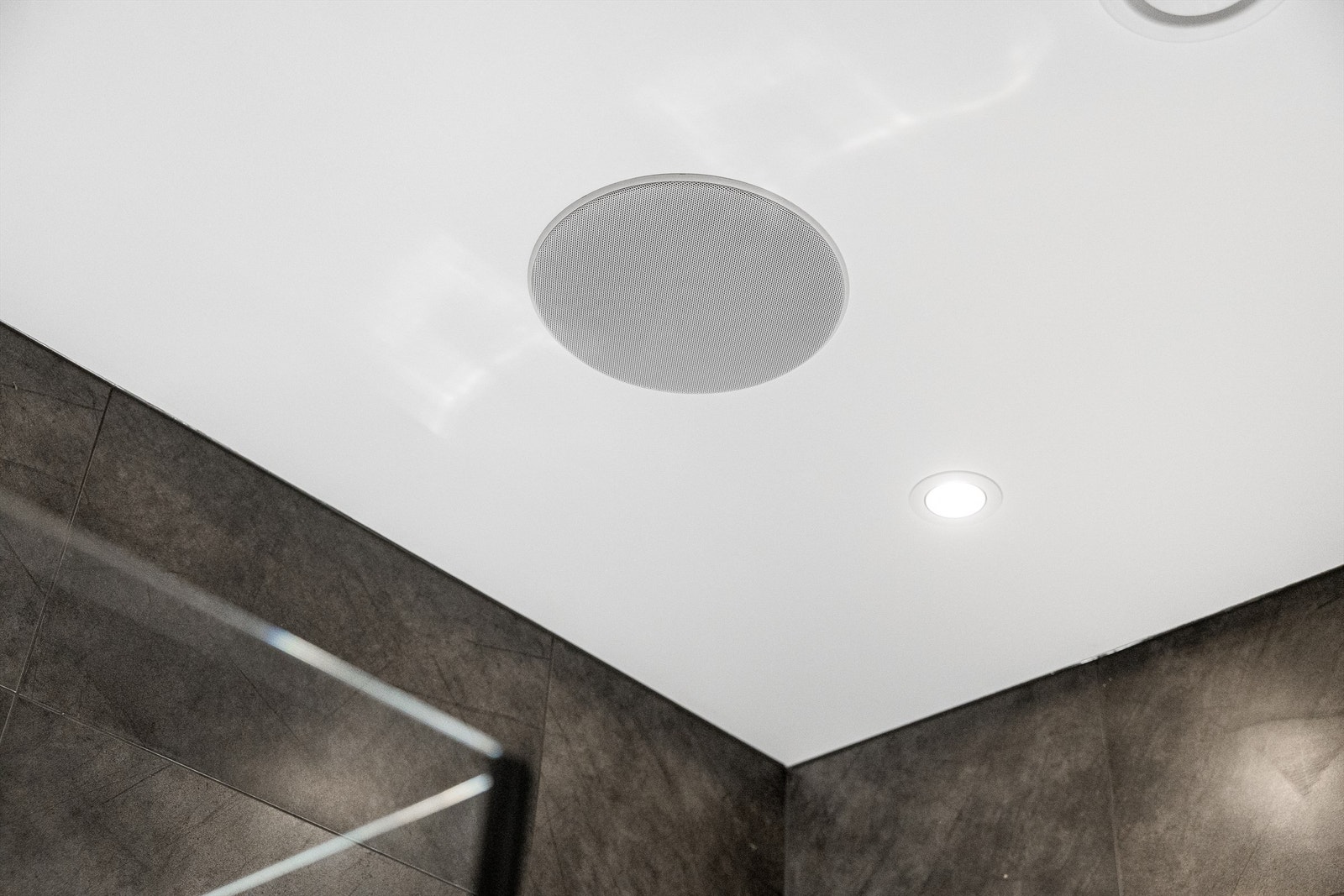 Sonos høytaler i himling. Galleribilde