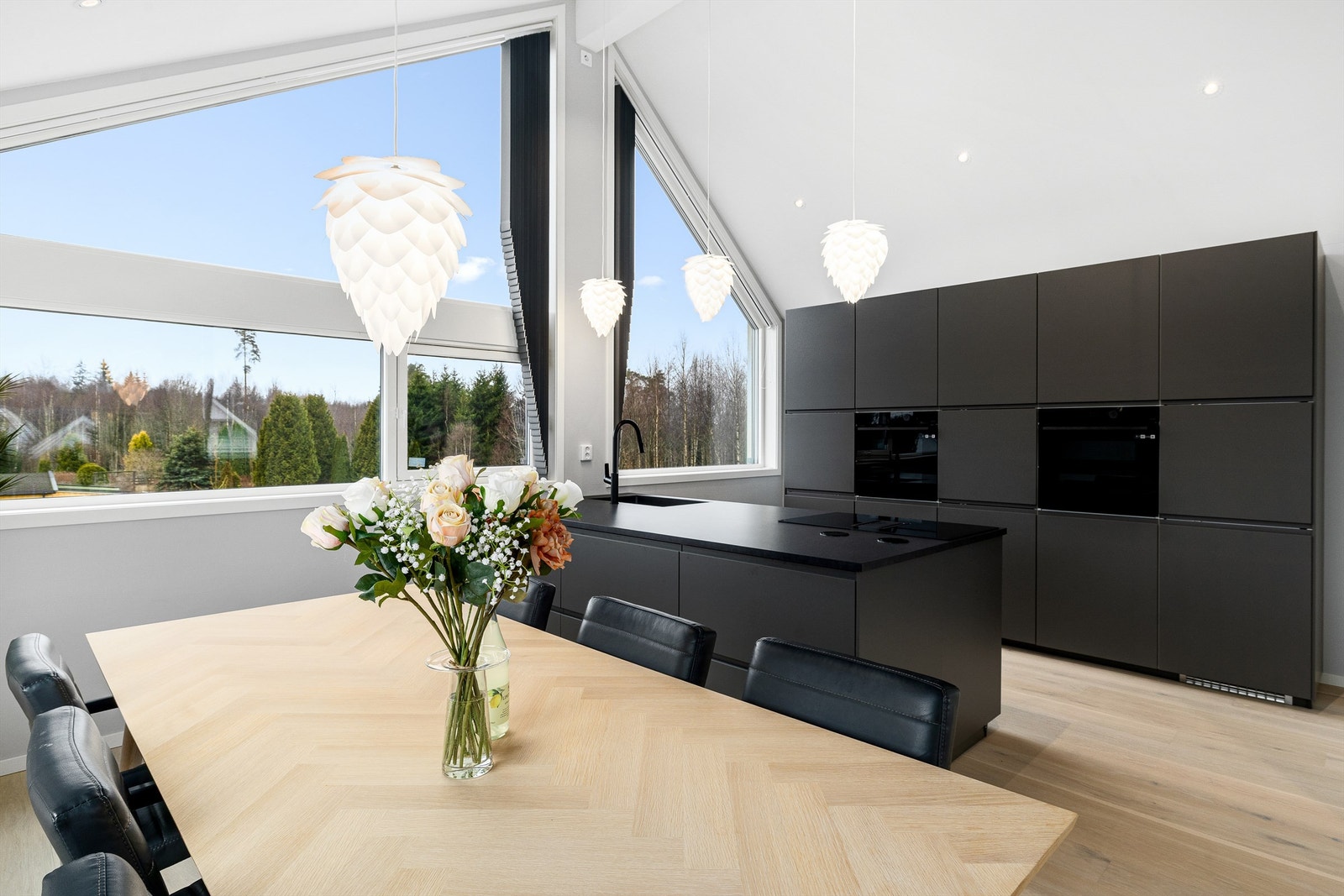 Den åpne løsningen gir en naturlig samlingsplass for familien, med plass til spisebord og god benkeplass for matlaging. Galleribilde