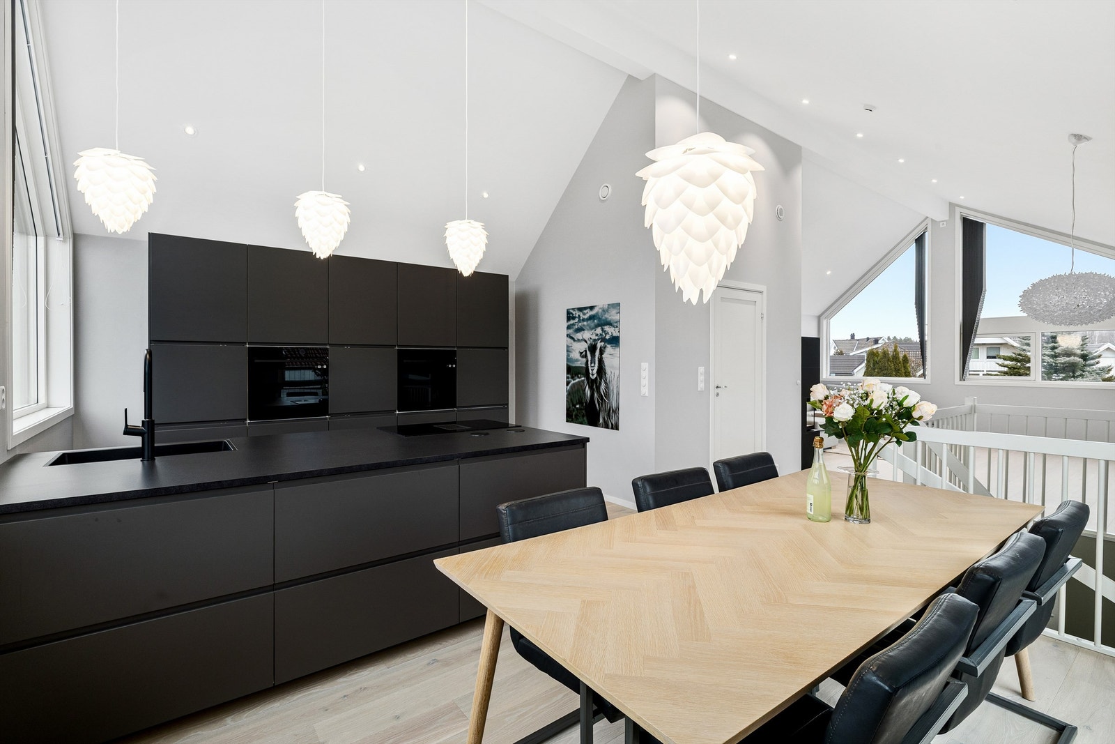 Kjøkkenet har stilren innredning, laminert benkeplate og integrerte hvitevarer. Galleribilde