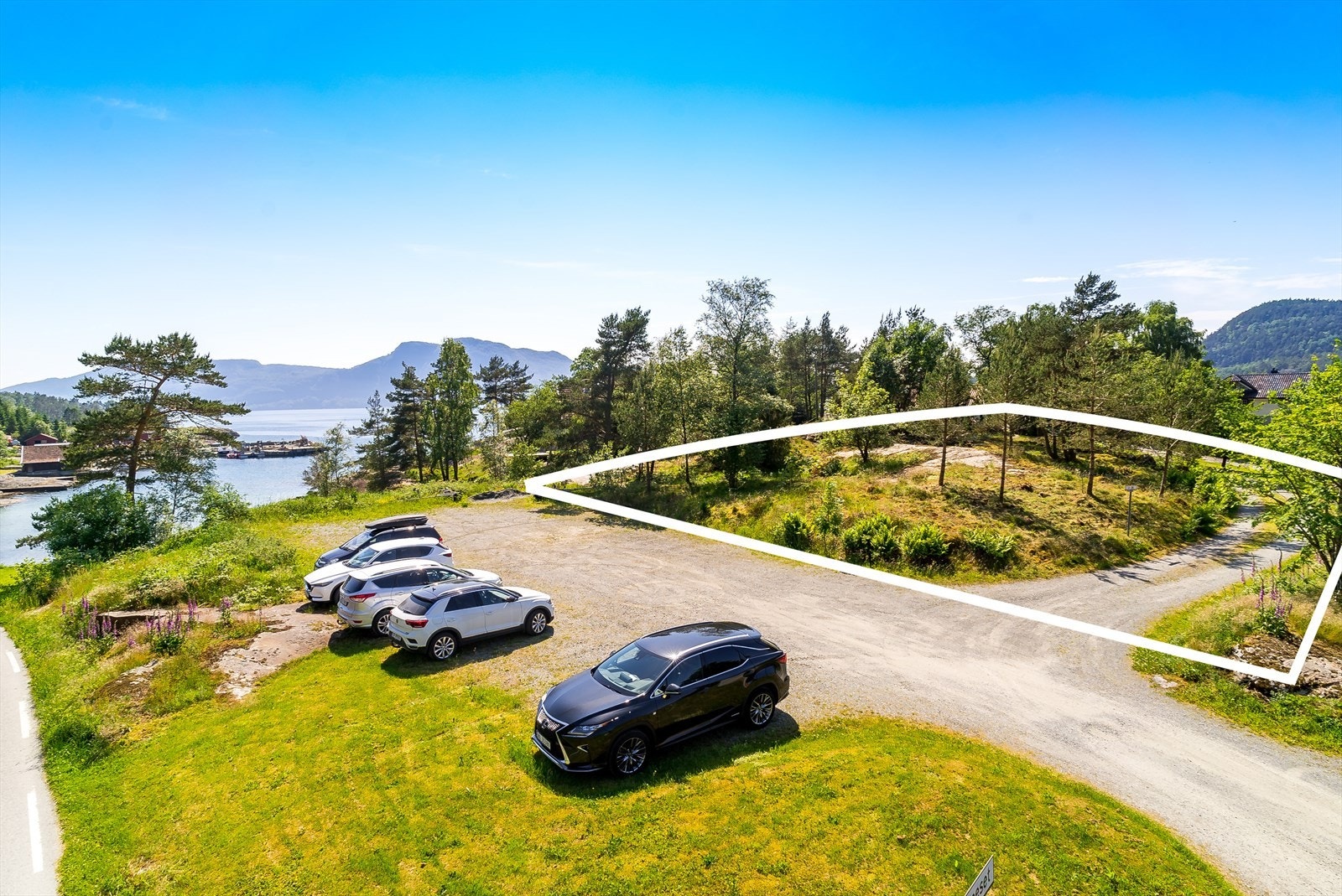 Parkering på egen tomt samt tinglyst rett til en parkeringsplass som grenser til eiendommen. Galleribilde