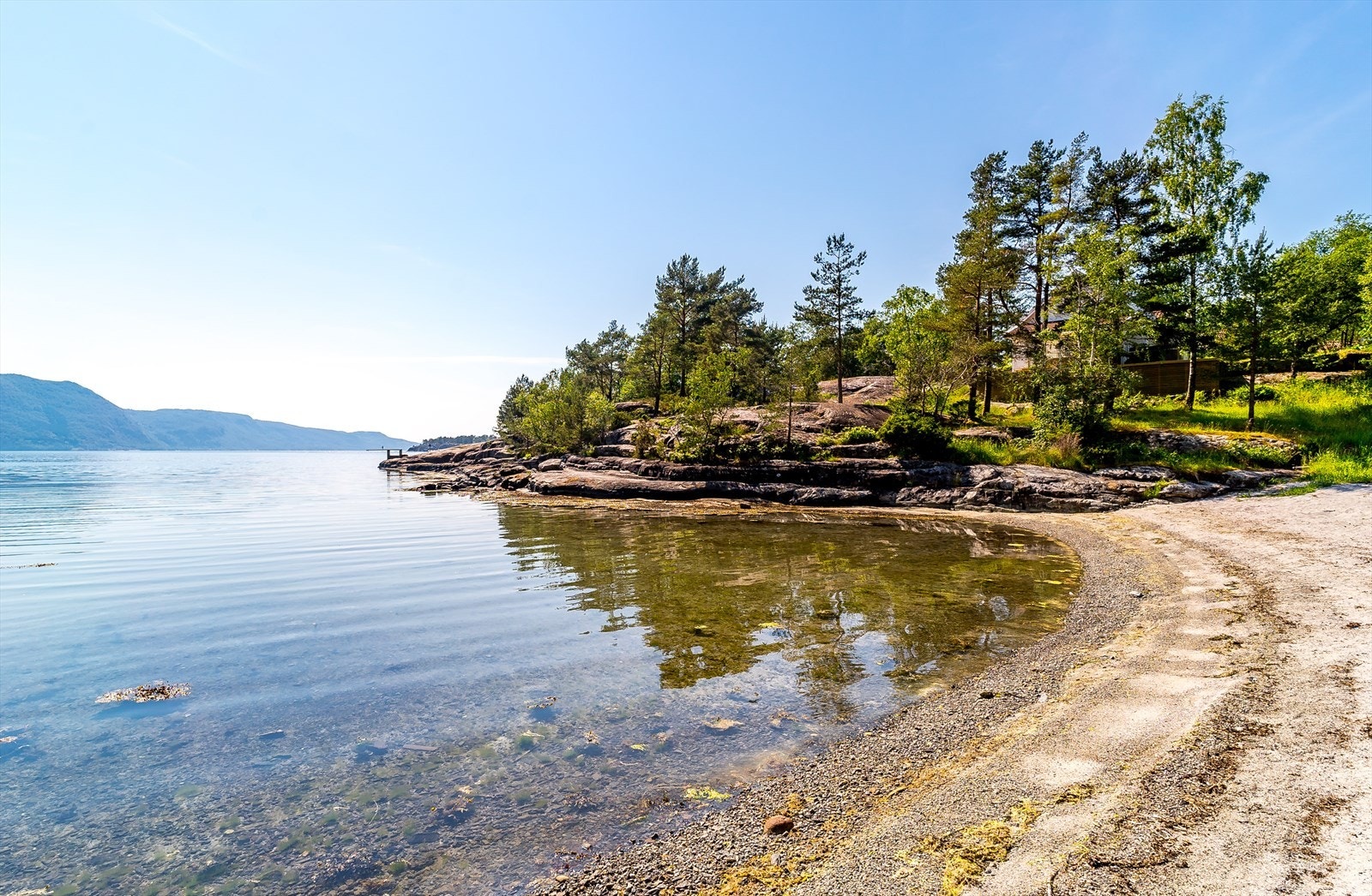 Foreneset har flotte friområder som er ypperlig for rekreasjon, og her har man en fin badestrand få skritt fra tomten. Galleribilde