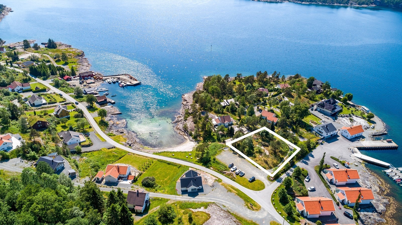 Stor fritidstomt som ligger i et naturskjønt og populært område på Foreneset i Suldal kommune. Galleribilde