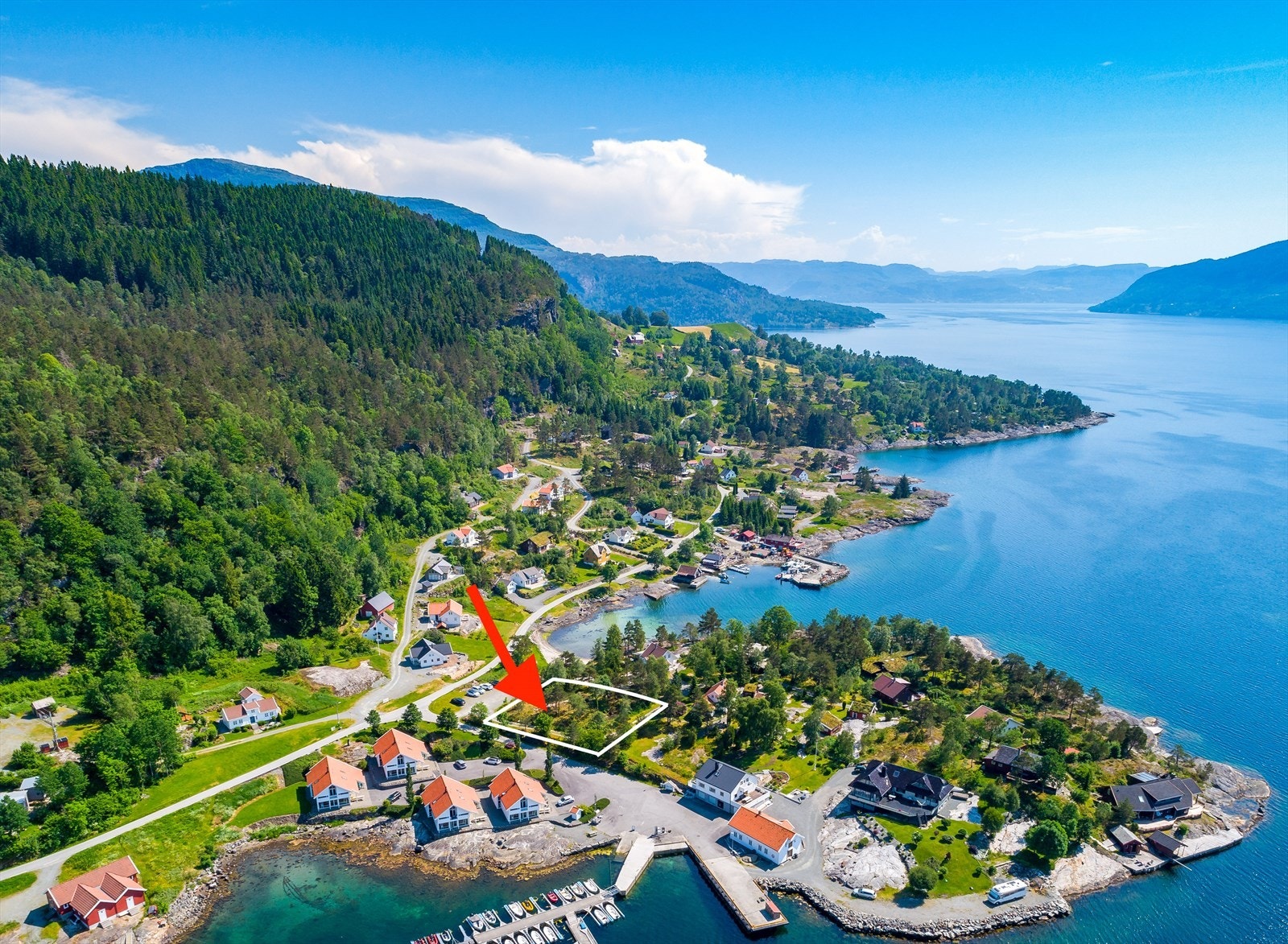 Eiendommen har adkomst via Økstrafjordvegen, noe som gir enkel tilgang til veiforbindelser i området. Galleribilde